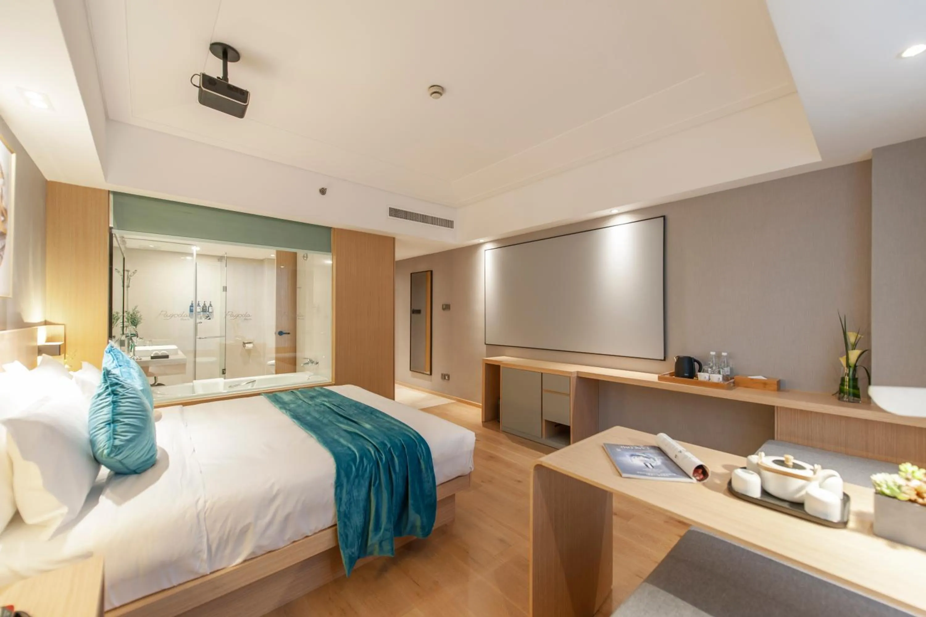 Photo of the whole room, Bed in Shanghai Baixia Pagoda Hotel