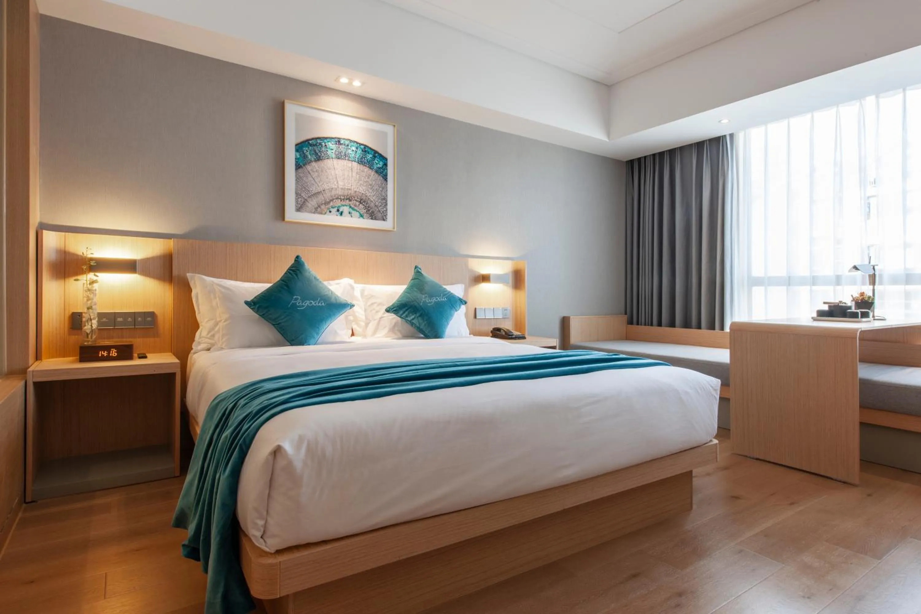 Photo of the whole room, Bed in Shanghai Baixia Pagoda Hotel