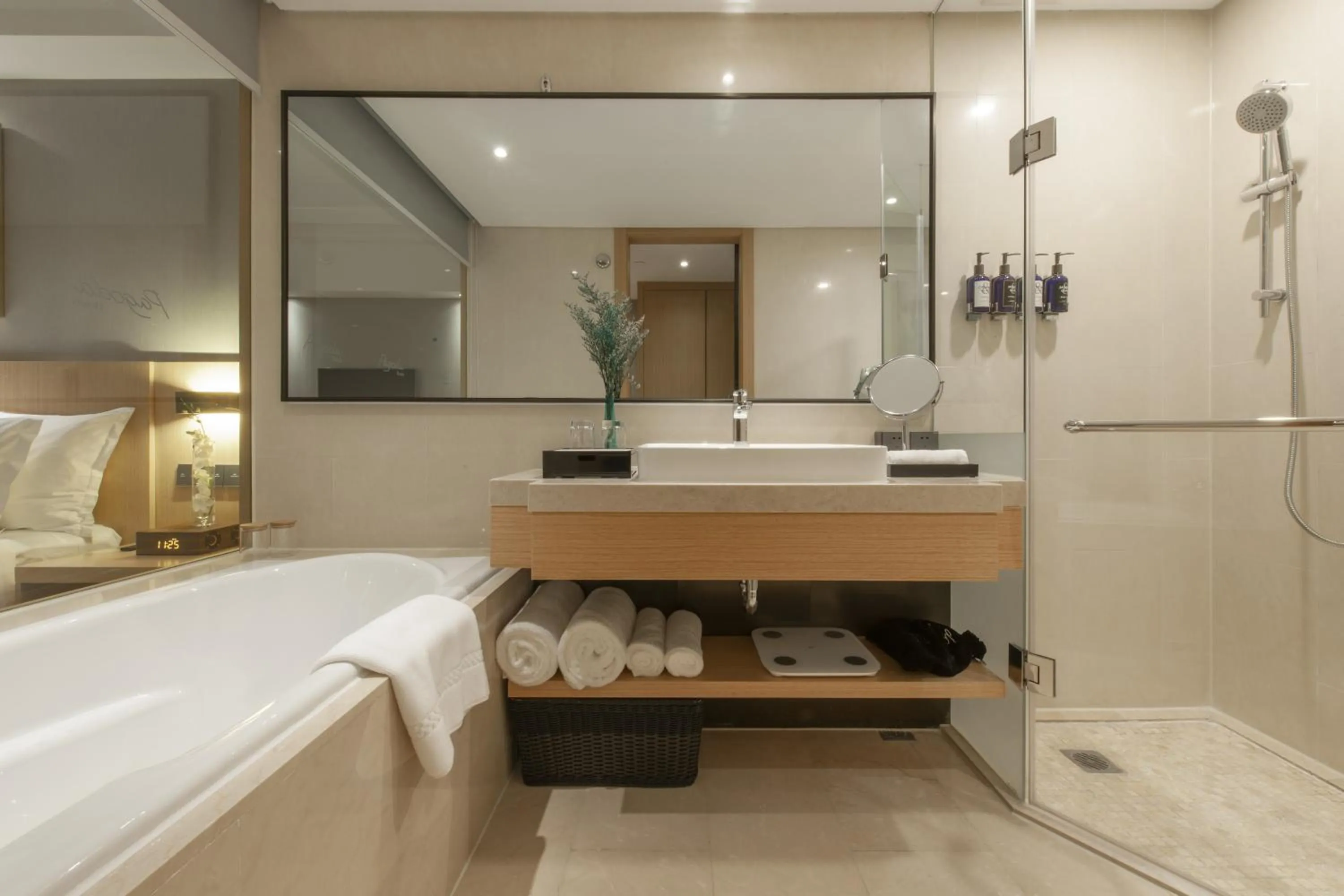 Bathroom, Bed in Shanghai Baixia Pagoda Hotel