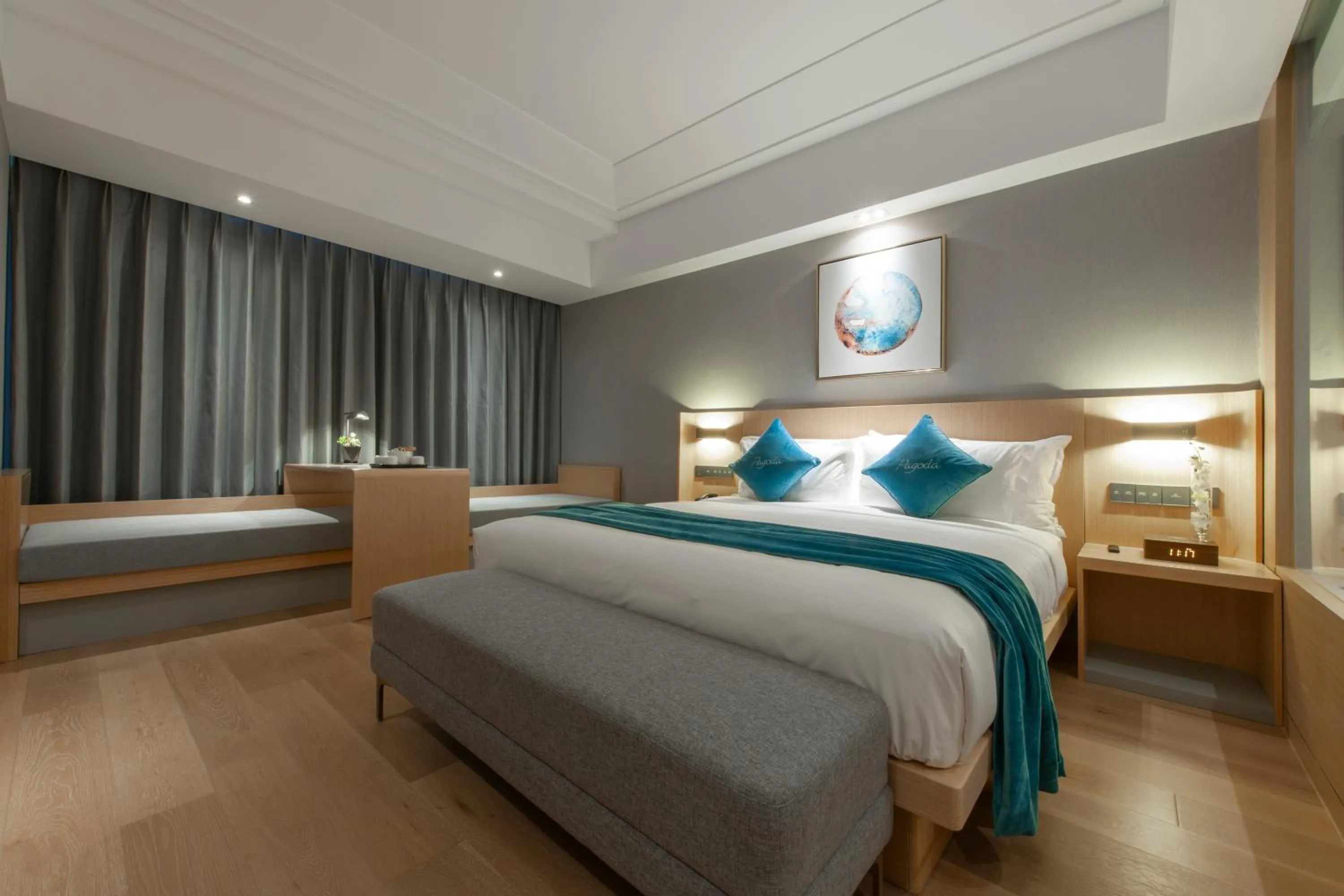 Photo of the whole room, Bed in Shanghai Baixia Pagoda Hotel