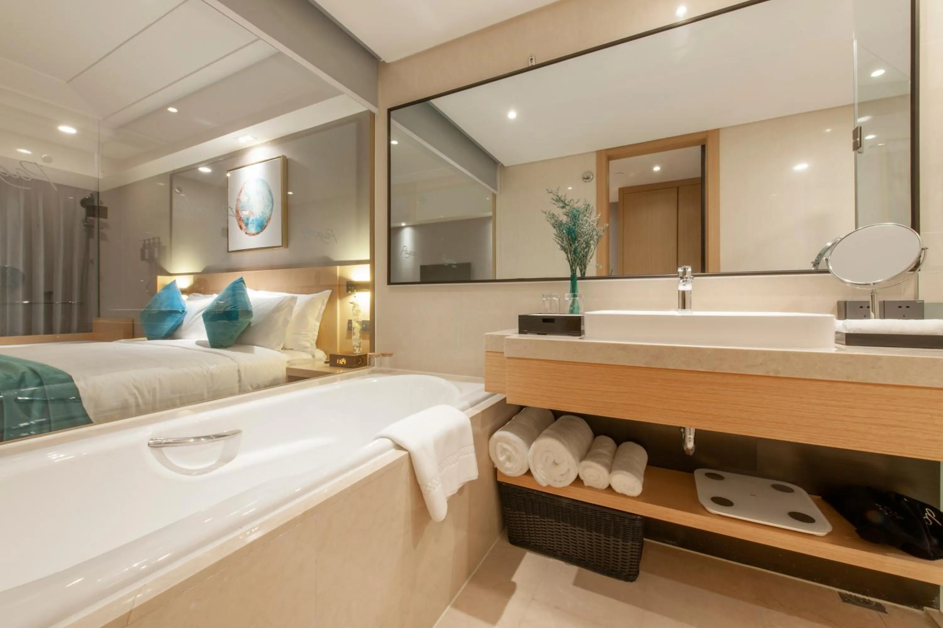 Bathroom, Bed in Shanghai Baixia Pagoda Hotel