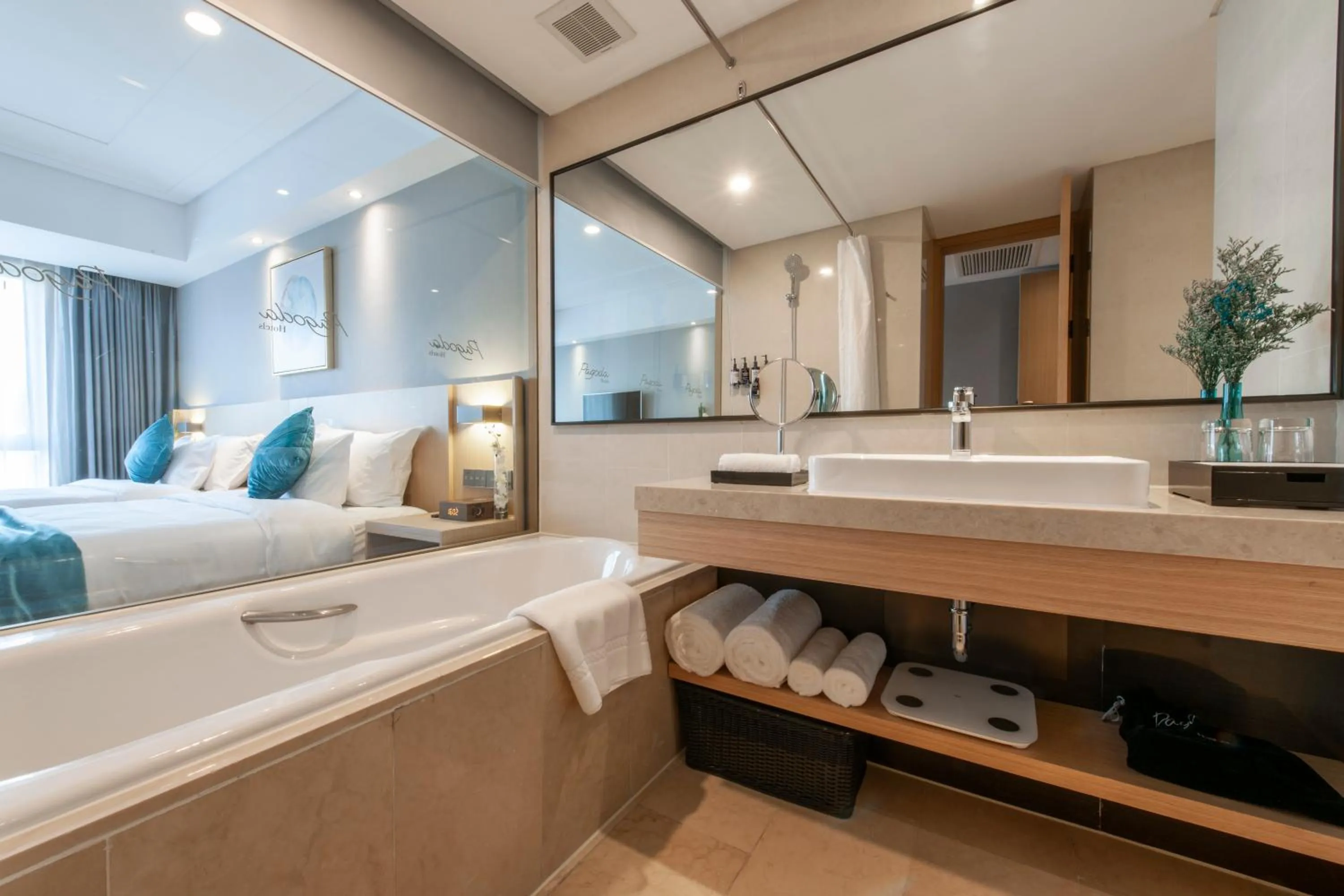 Bathroom, Bed in Shanghai Baixia Pagoda Hotel