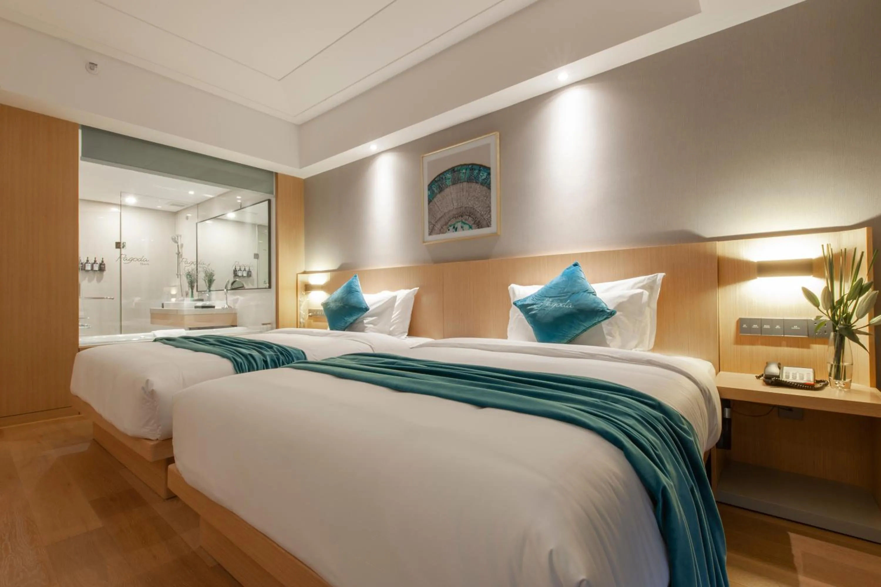 Photo of the whole room, Bed in Shanghai Baixia Pagoda Hotel