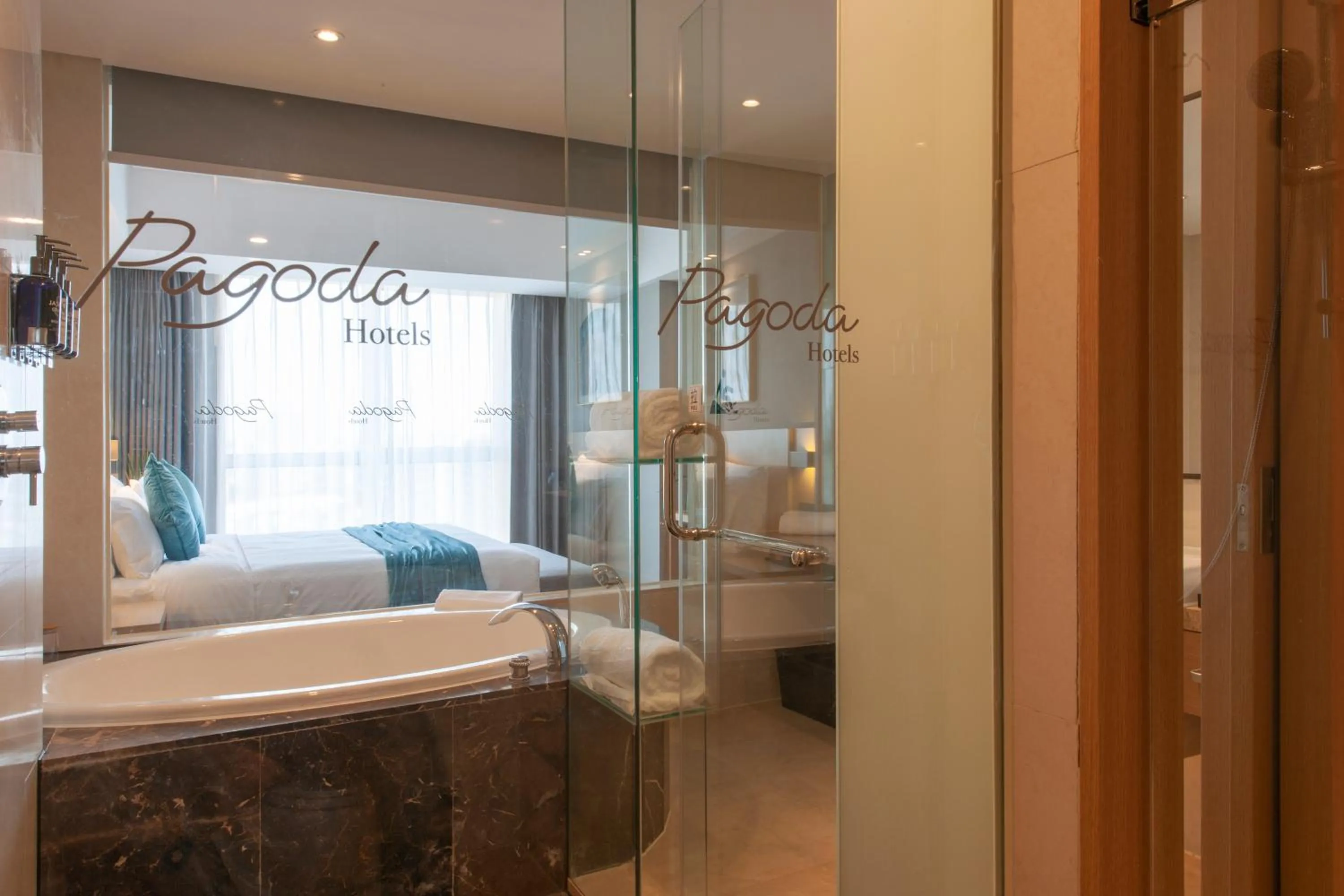 Bathroom, Bed in Shanghai Baixia Pagoda Hotel