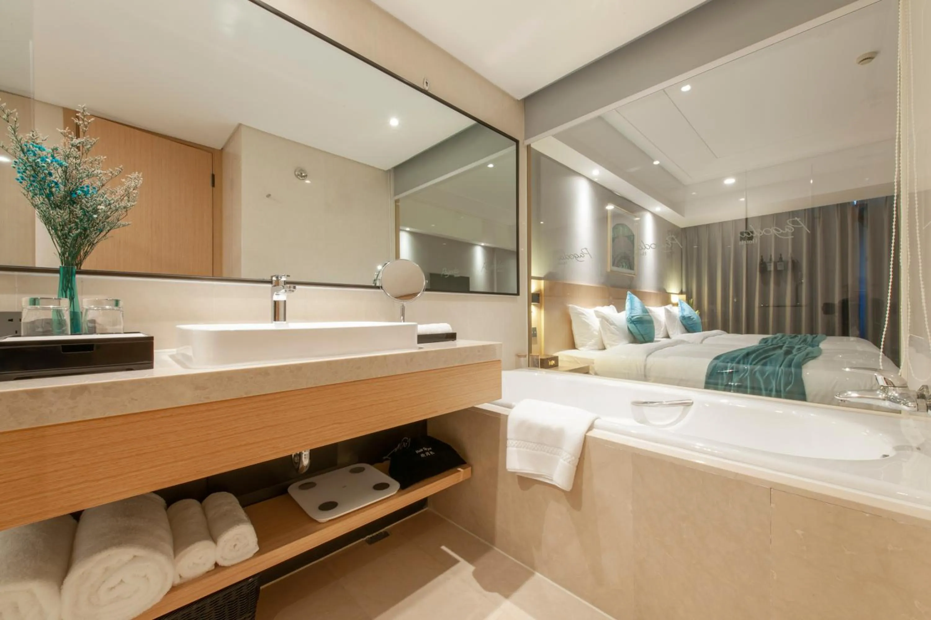 Bath, Bed in Shanghai Baixia Pagoda Hotel