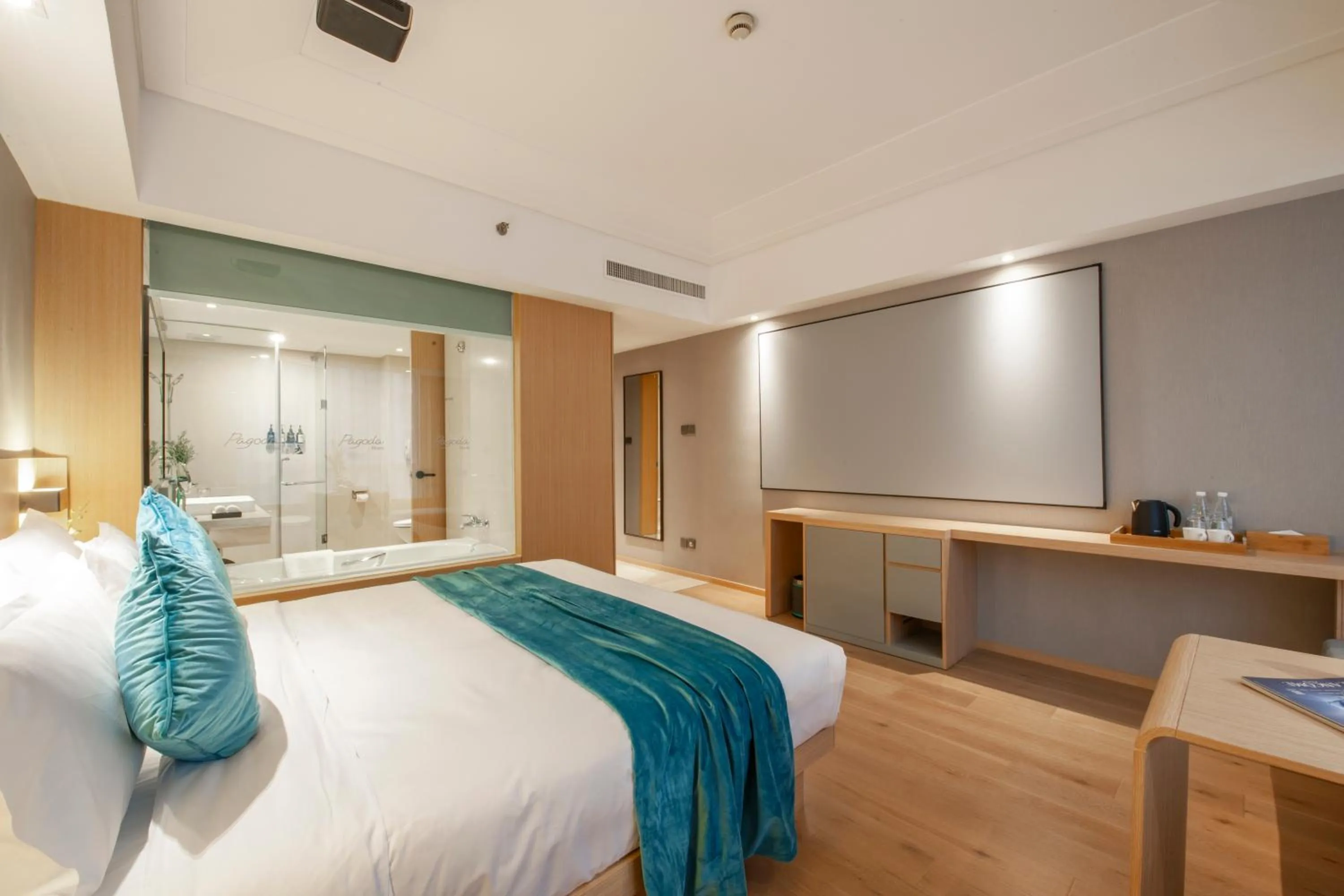 Photo of the whole room, Bed in Shanghai Baixia Pagoda Hotel