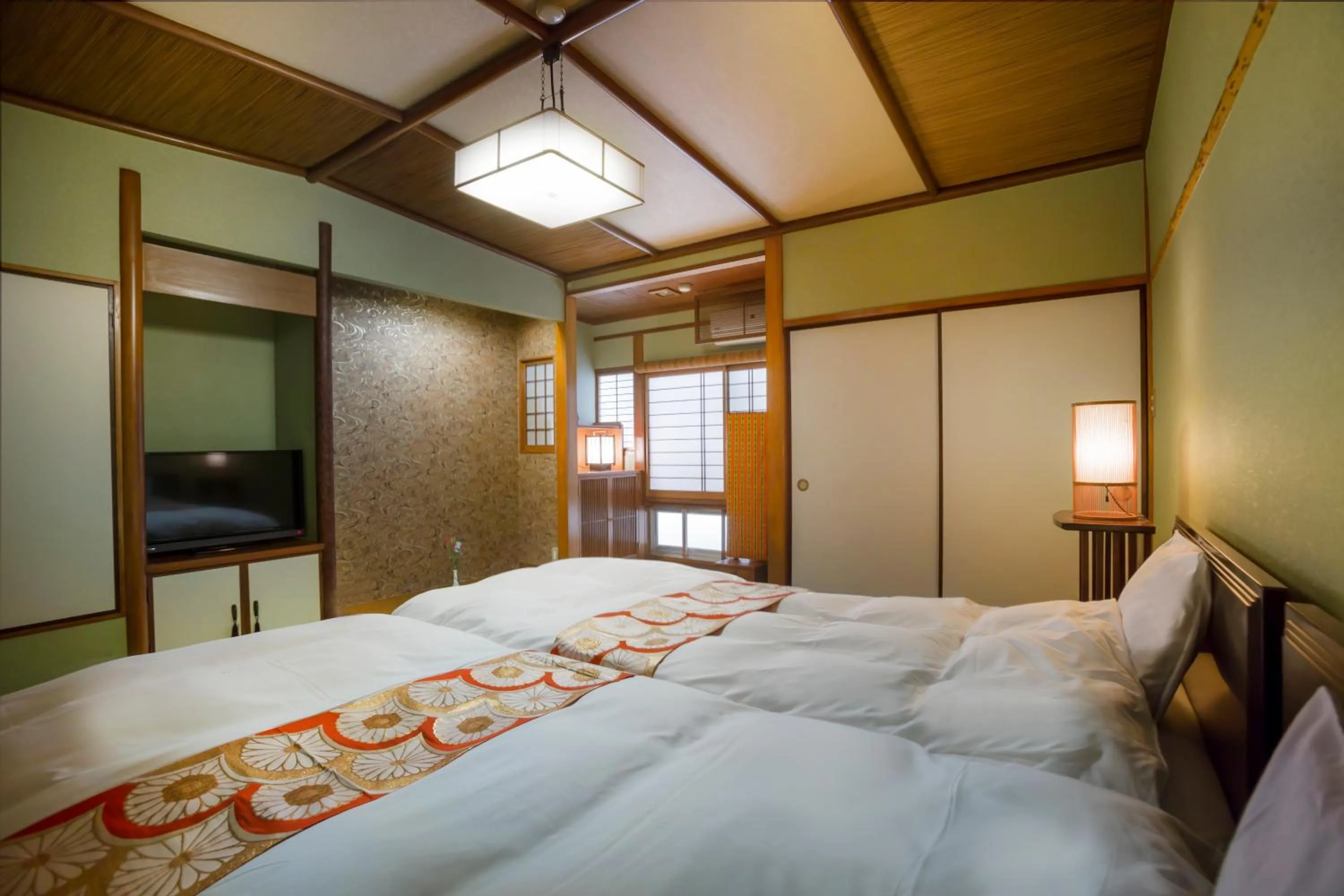 Photo of the whole room, Bed in Kinosaki Onsen Hanakouji Saigetsu