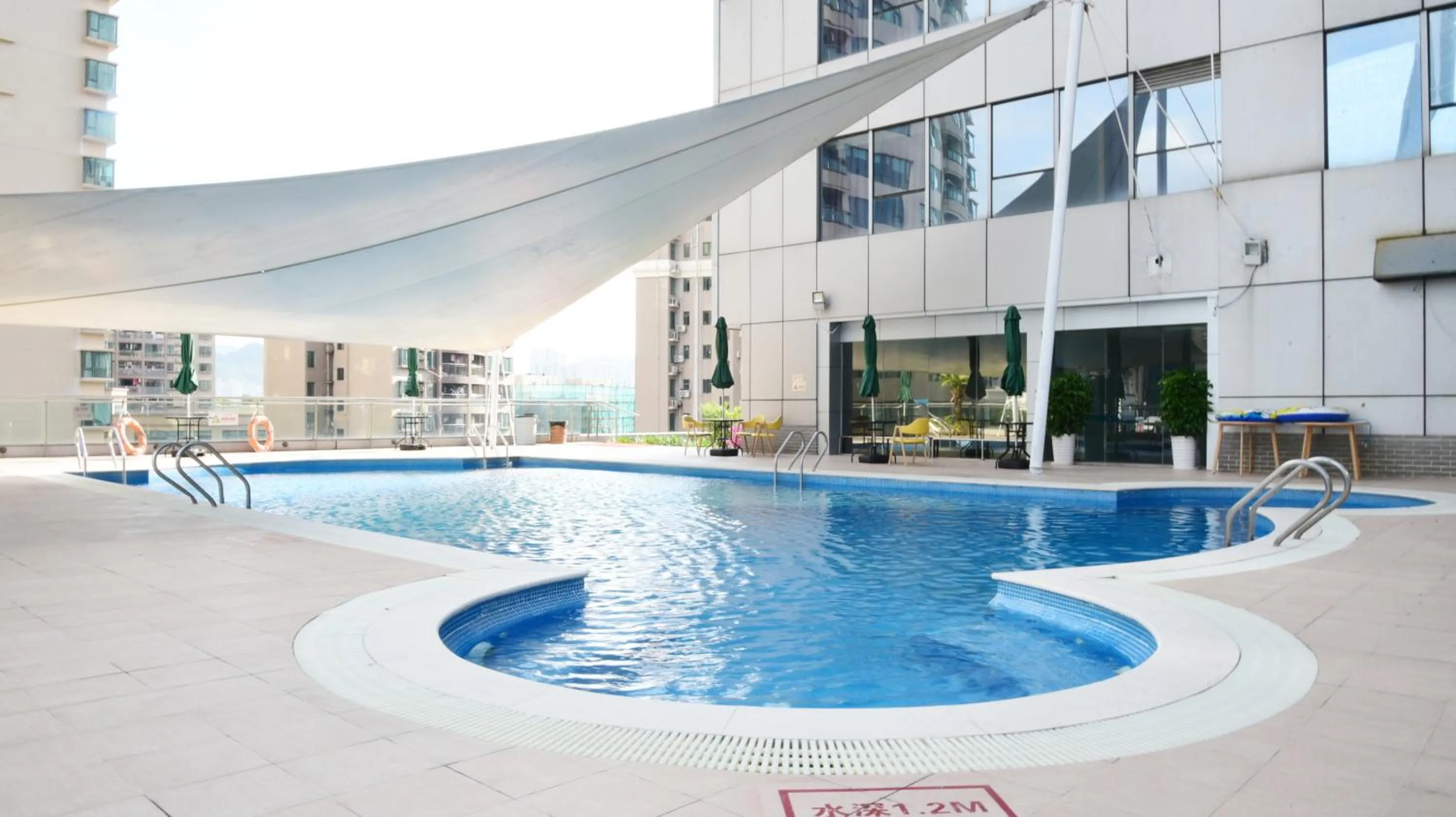 Swimming pool in Shenzhen Grand Skylight Garden Hotel