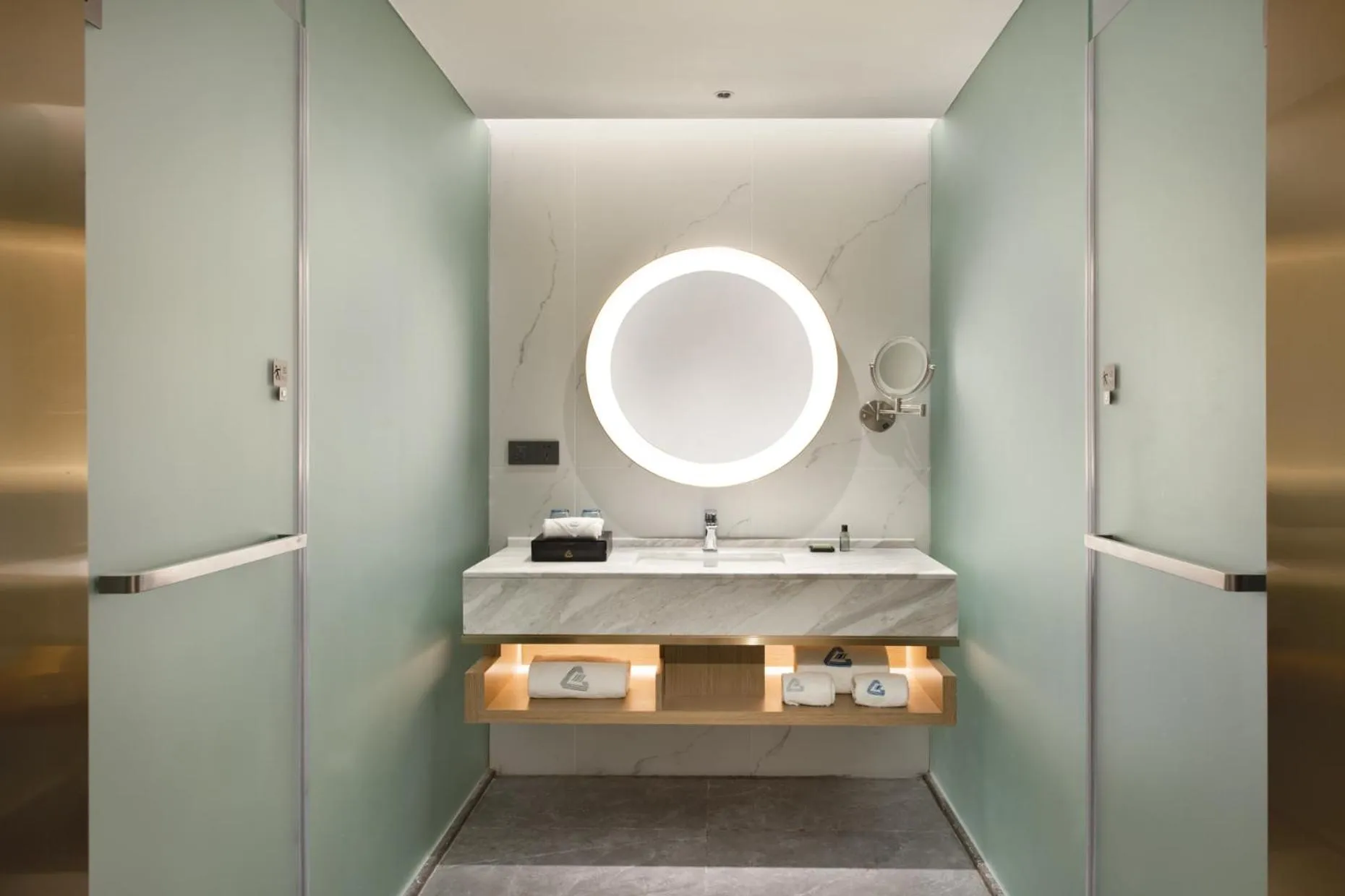 Bathroom in Shenzhen Grand Skylight Garden Hotel