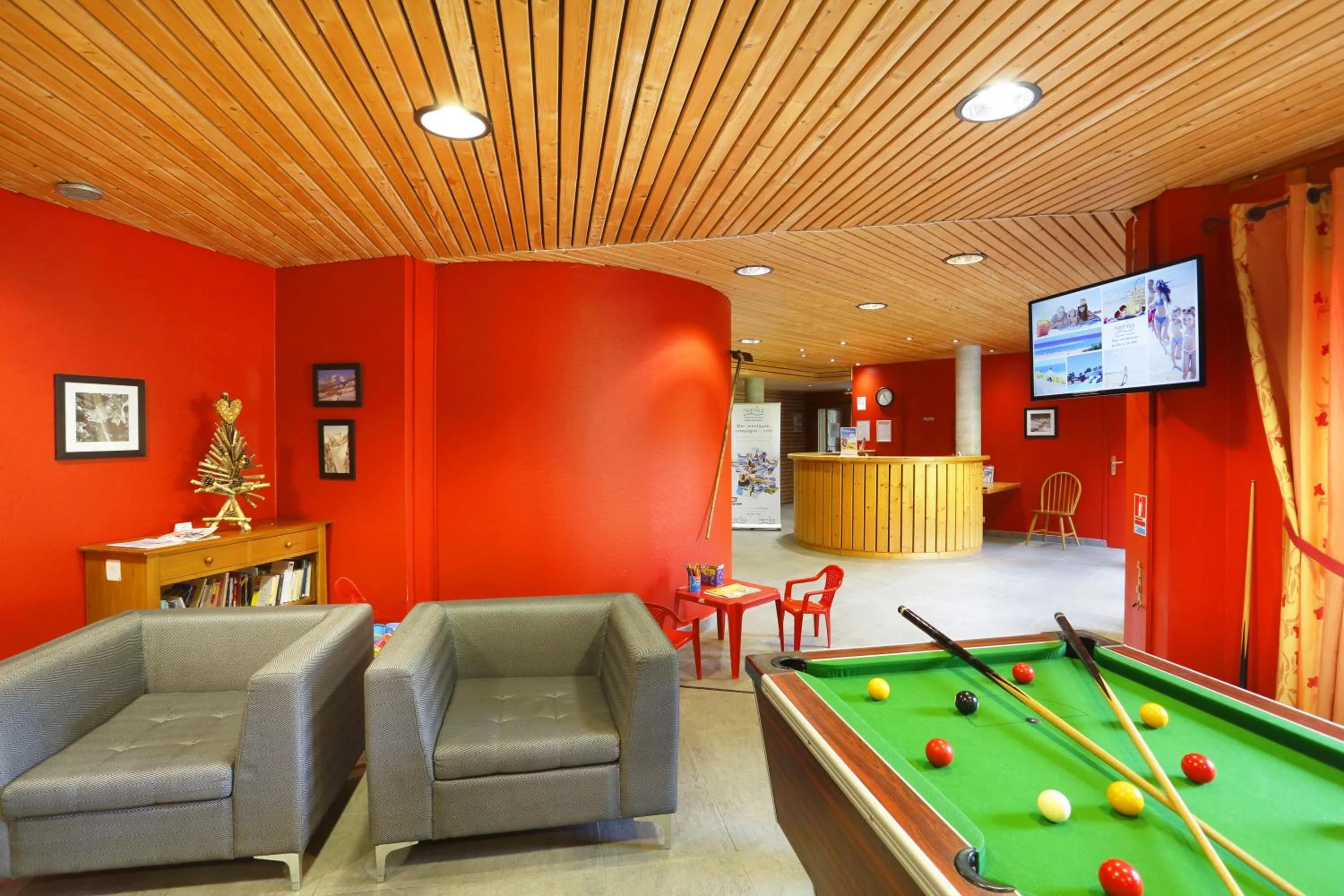 Communal lounge/ TV room in Résidence Néméa Le Nevez