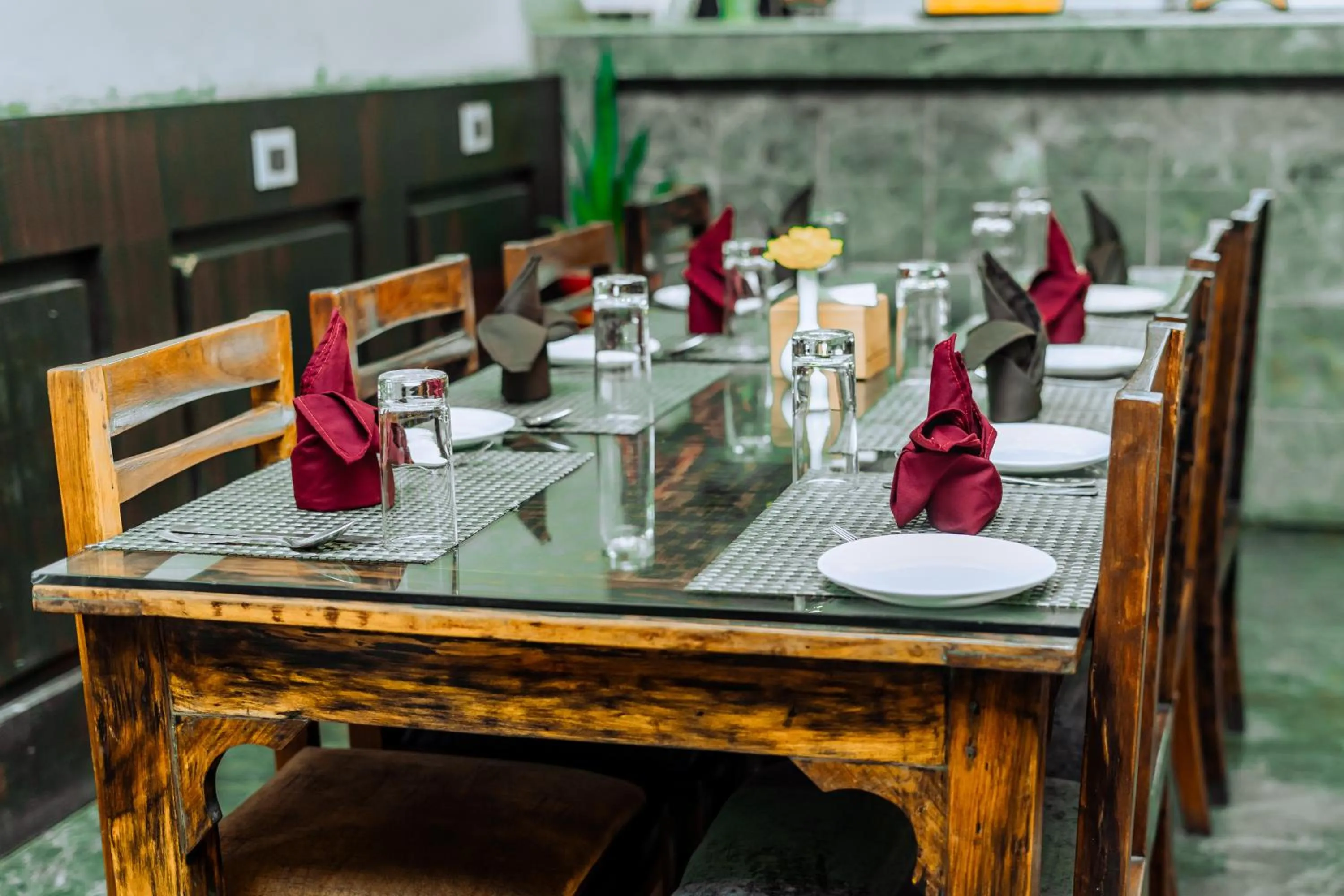 Restaurant/places to eat in Nansc Hotel