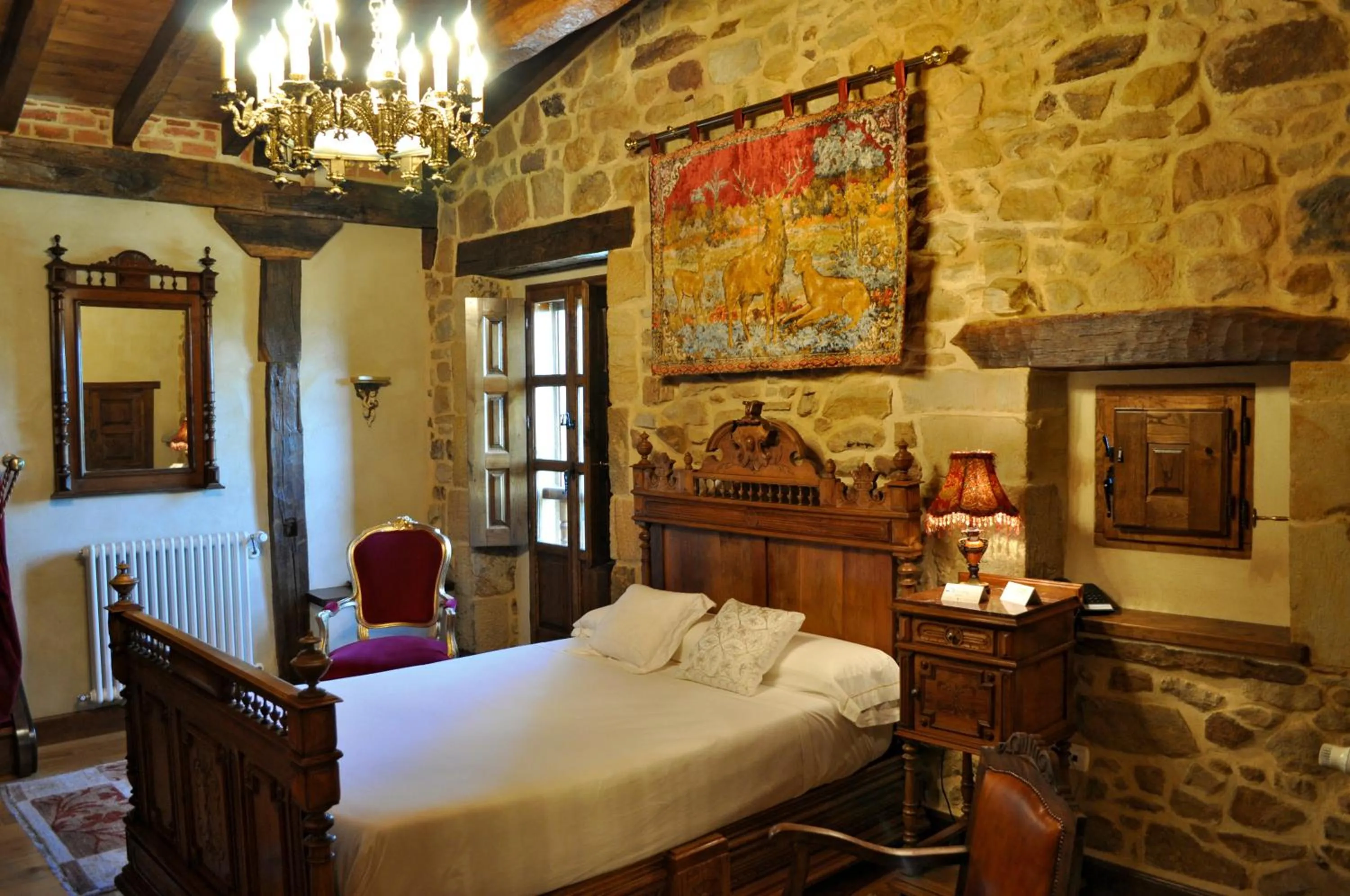 Photo of the whole room, Bed in Palacio de Trasvilla