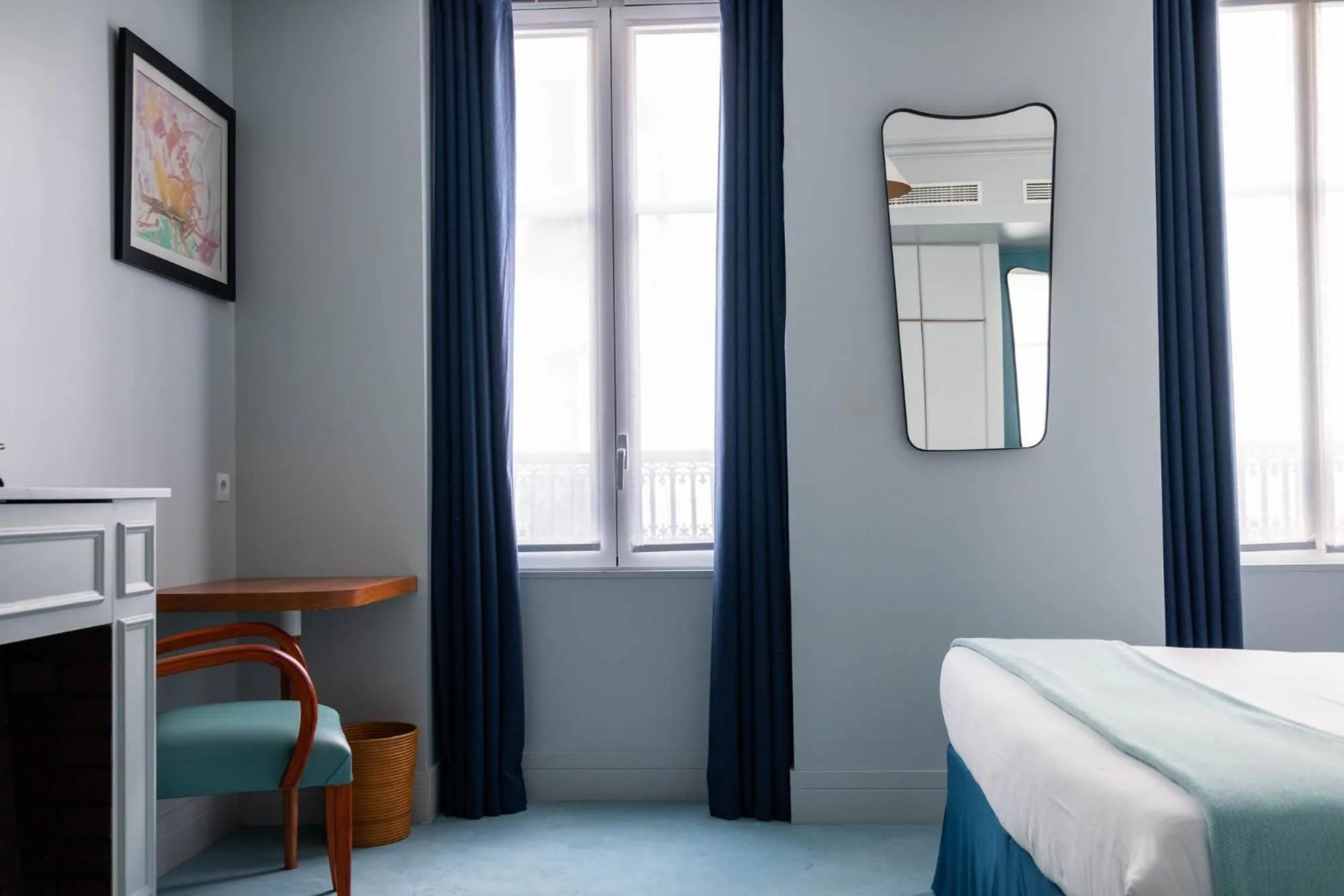 TV/Entertainment Center in Hôtel Céleste Batignolles Montmartre