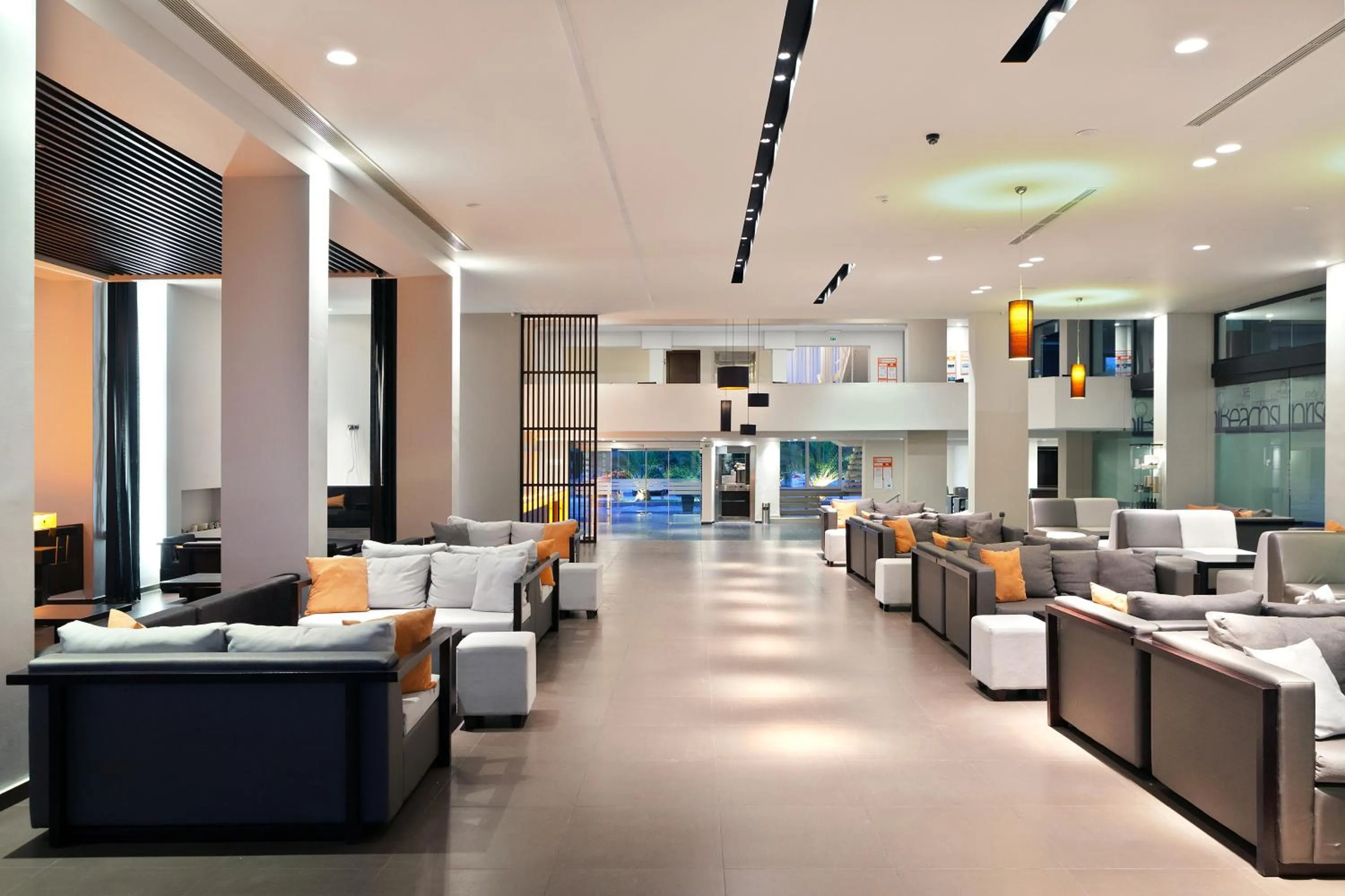 Communal lounge/ TV room in Long Beach Hotel & Resort