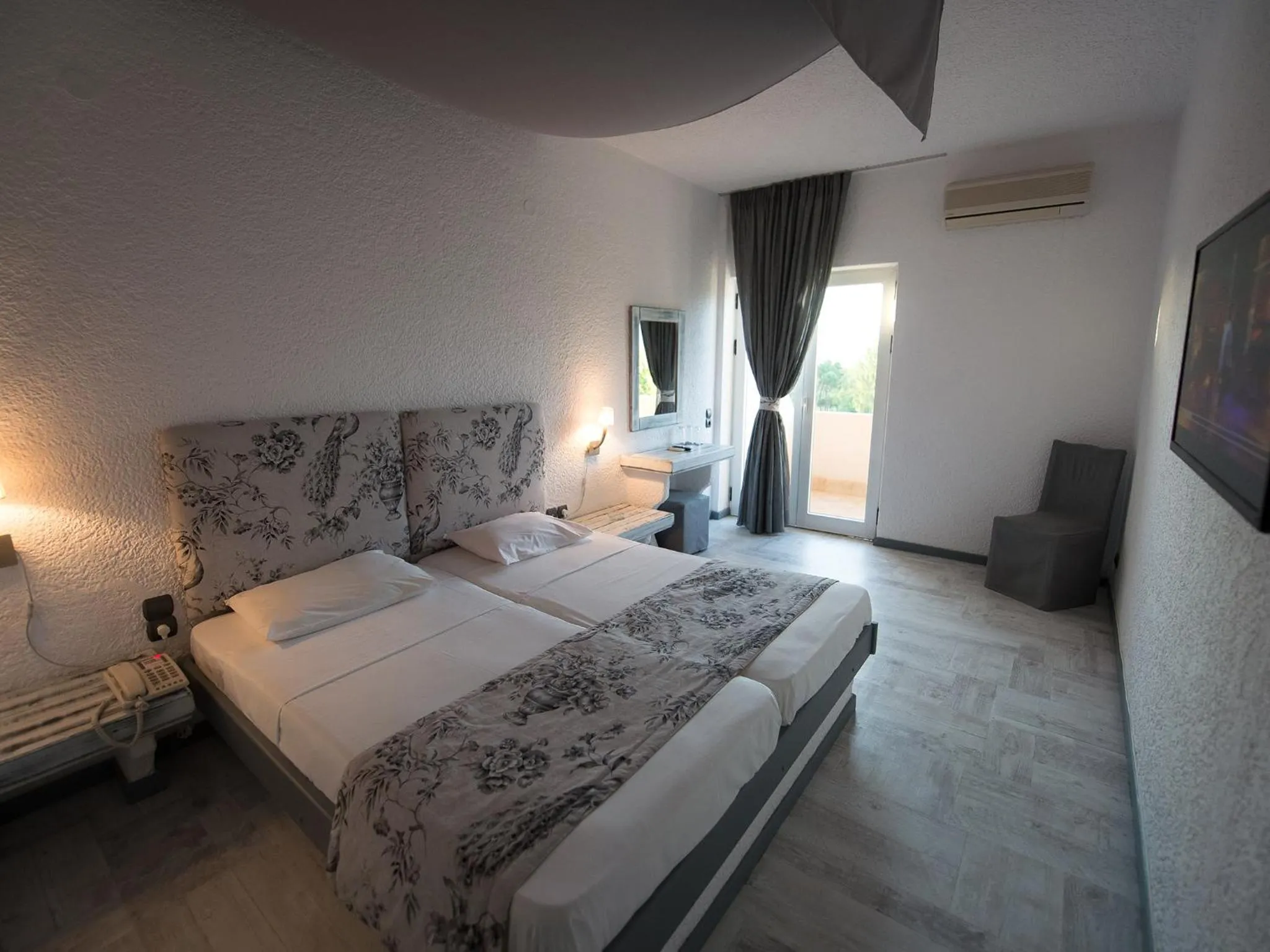 Bed in Long Beach Hotel & Resort