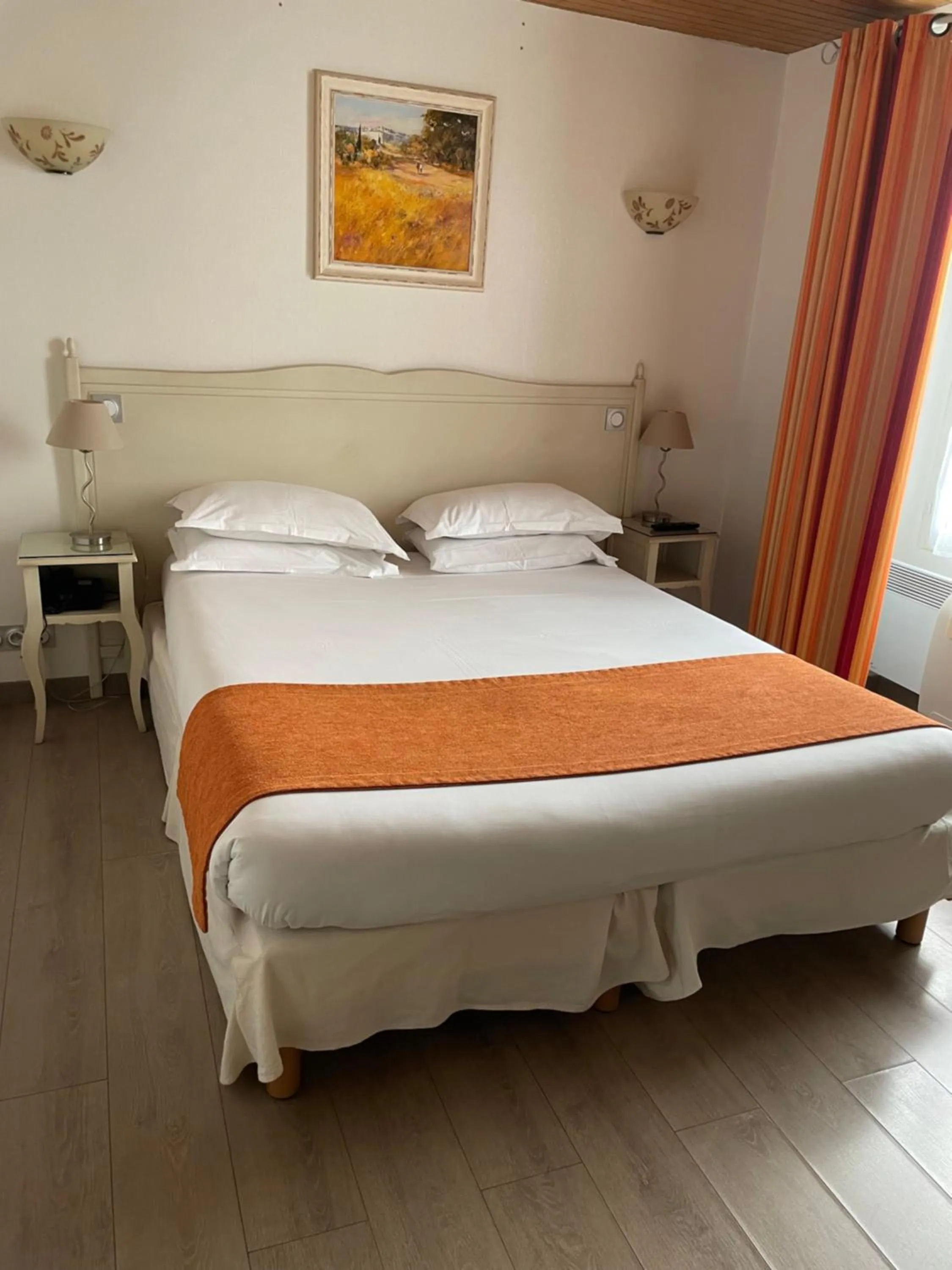 Bed in Hôtel Le Médiéval Palais des Papes