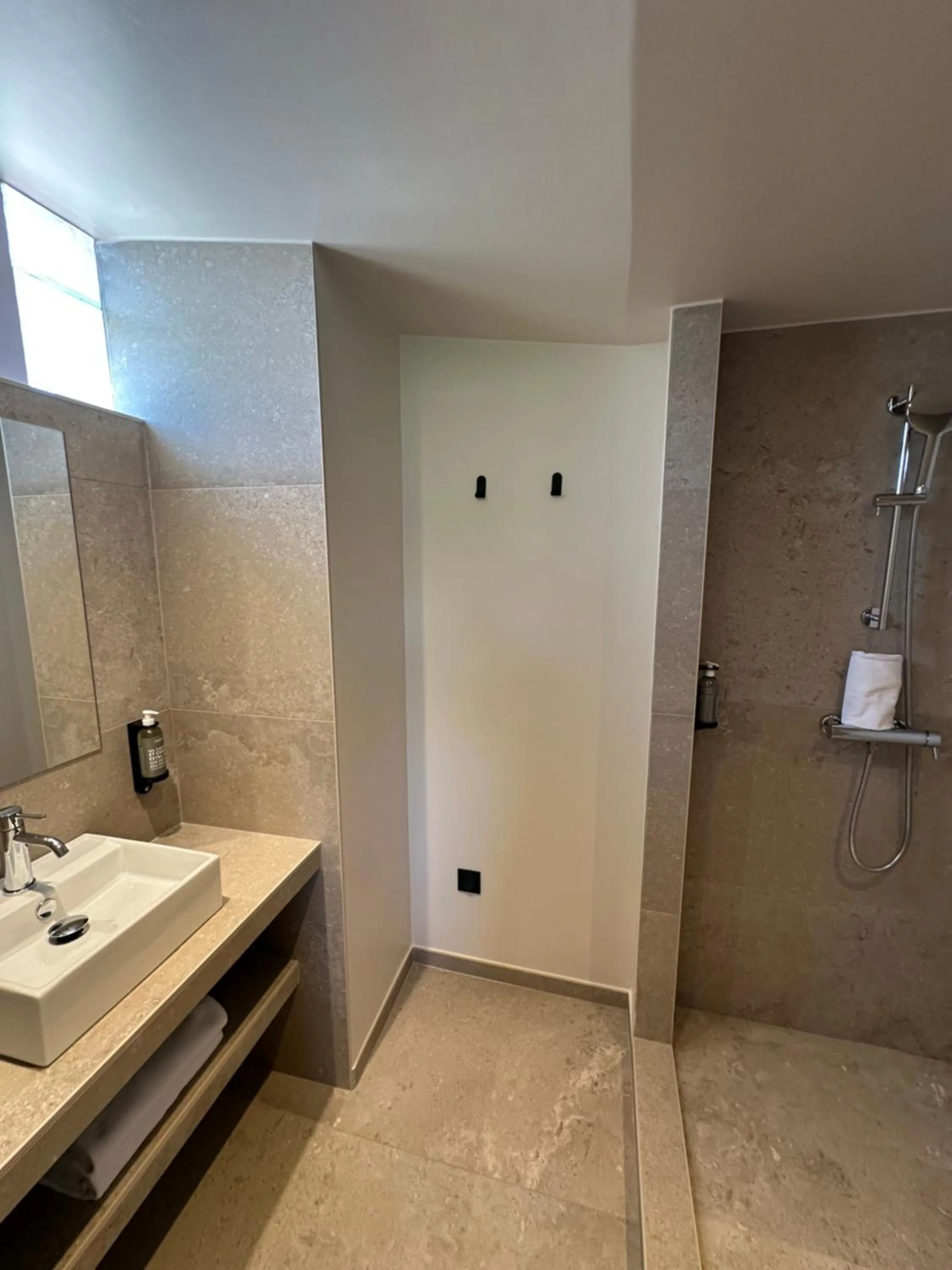 Shower in Hôtel Le Médiéval Palais des Papes