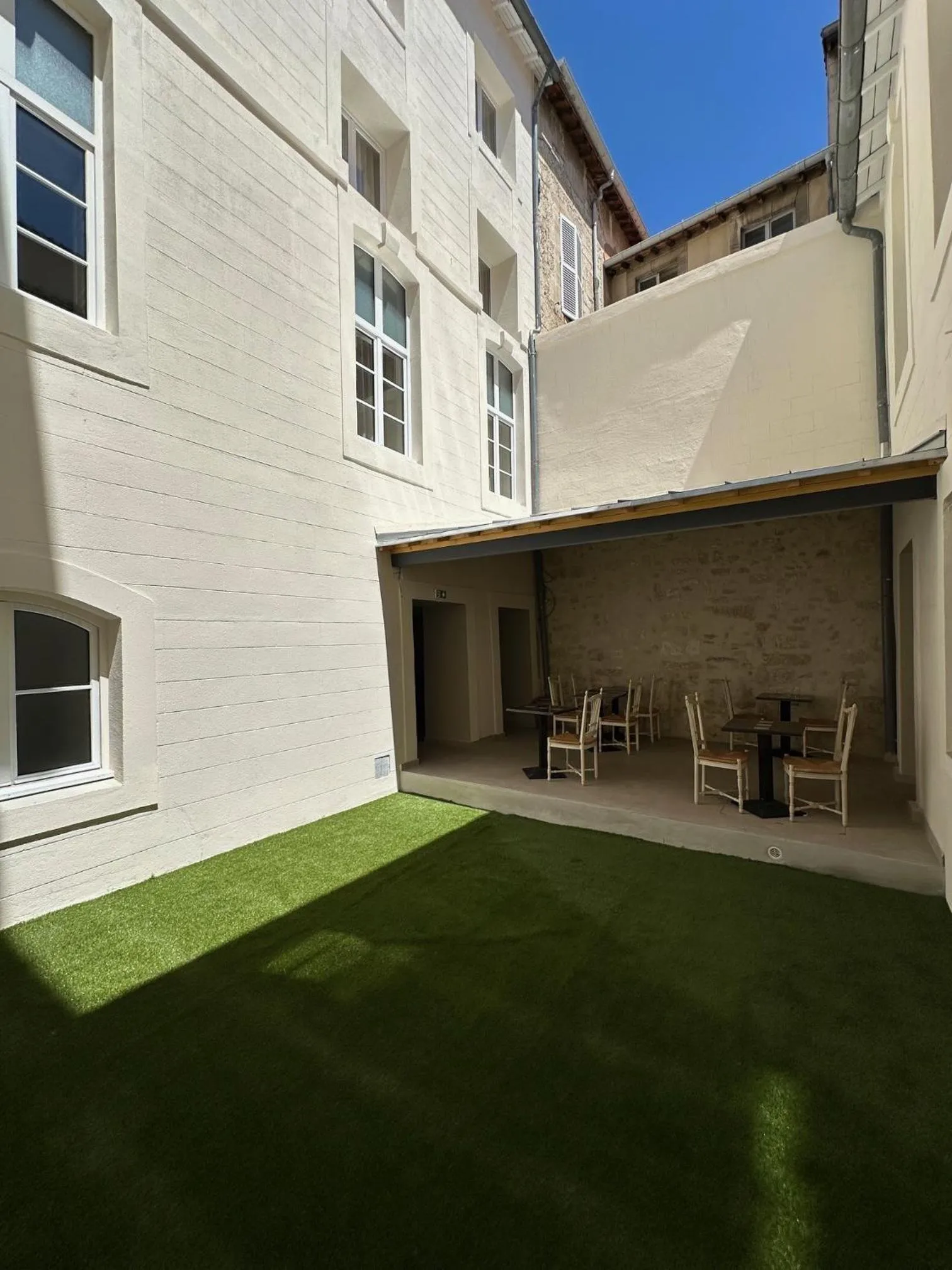 Patio in Hôtel Le Médiéval Palais des Papes