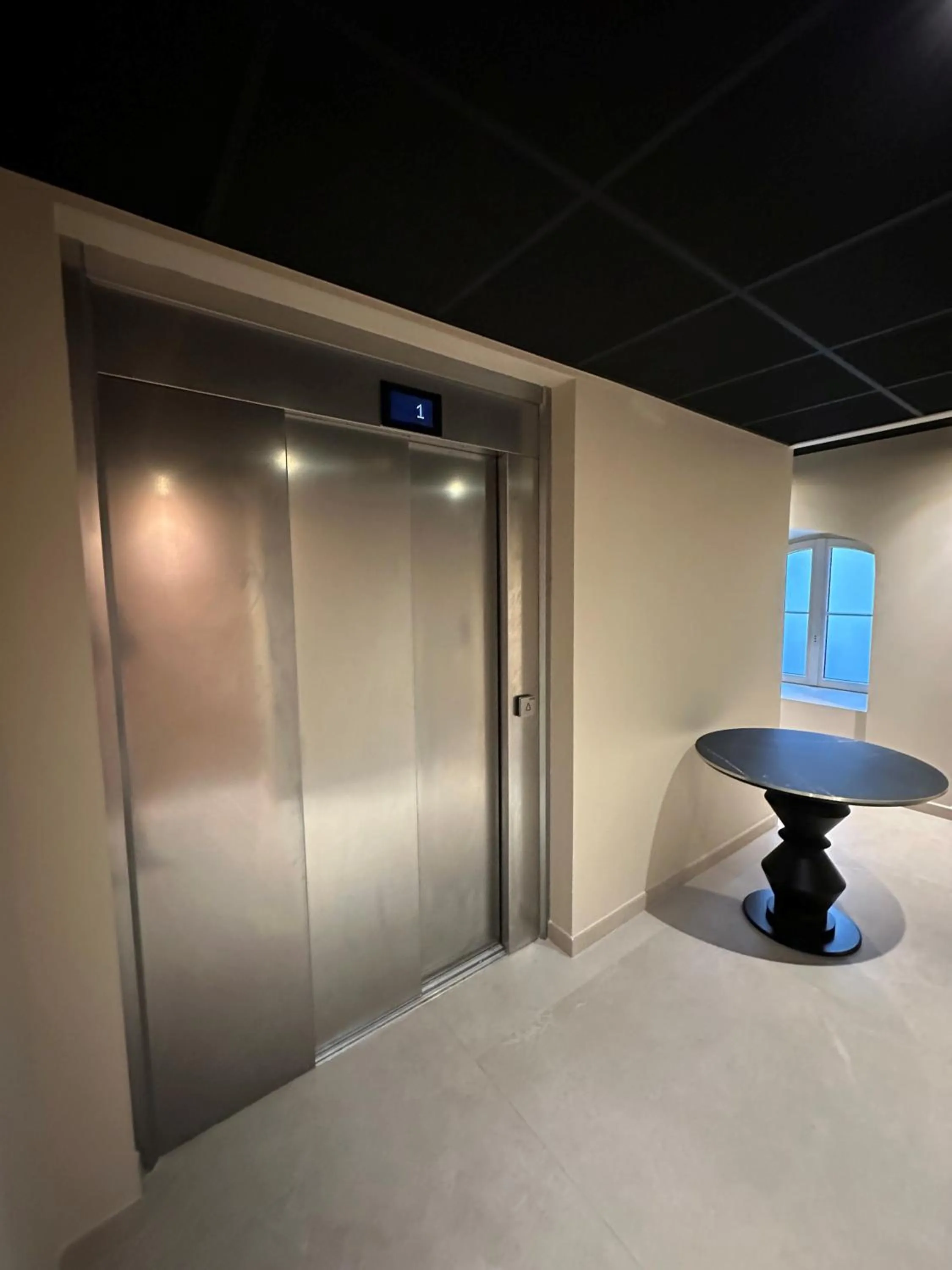 elevator in Hôtel Le Médiéval Palais des Papes