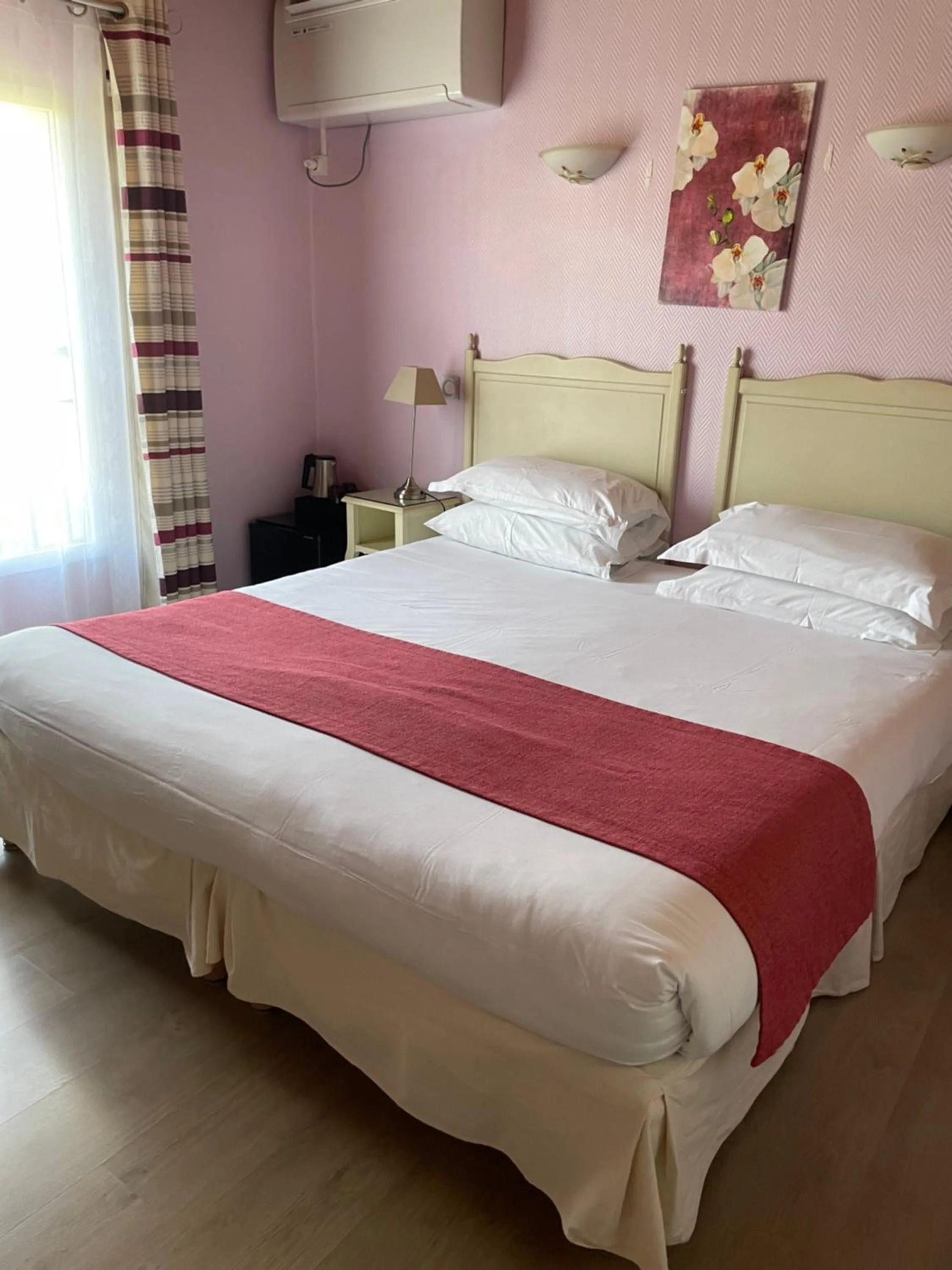 Bed in Hôtel Le Médiéval Palais des Papes