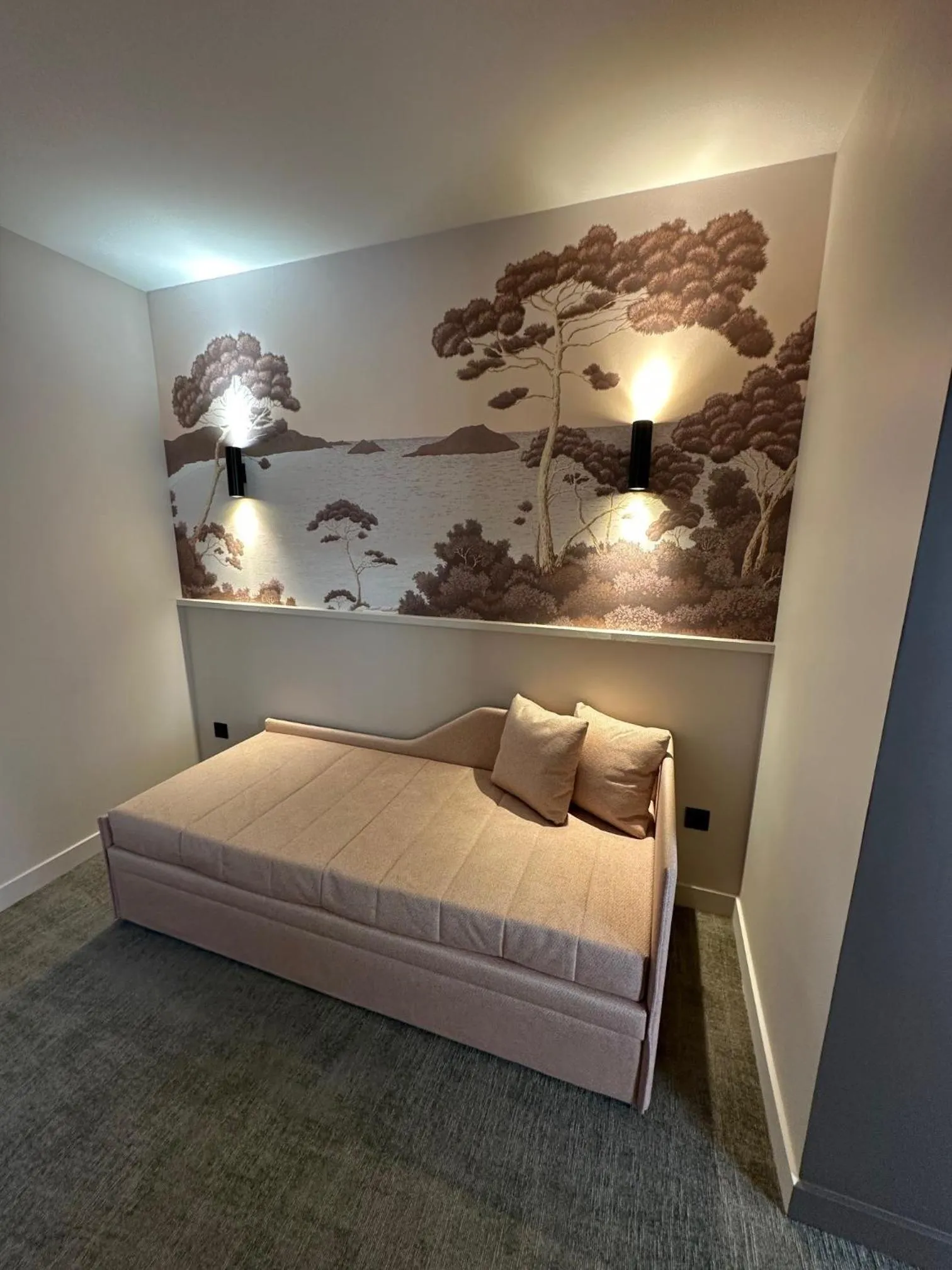 Seating area, Bed in Hôtel Le Médiéval Palais des Papes