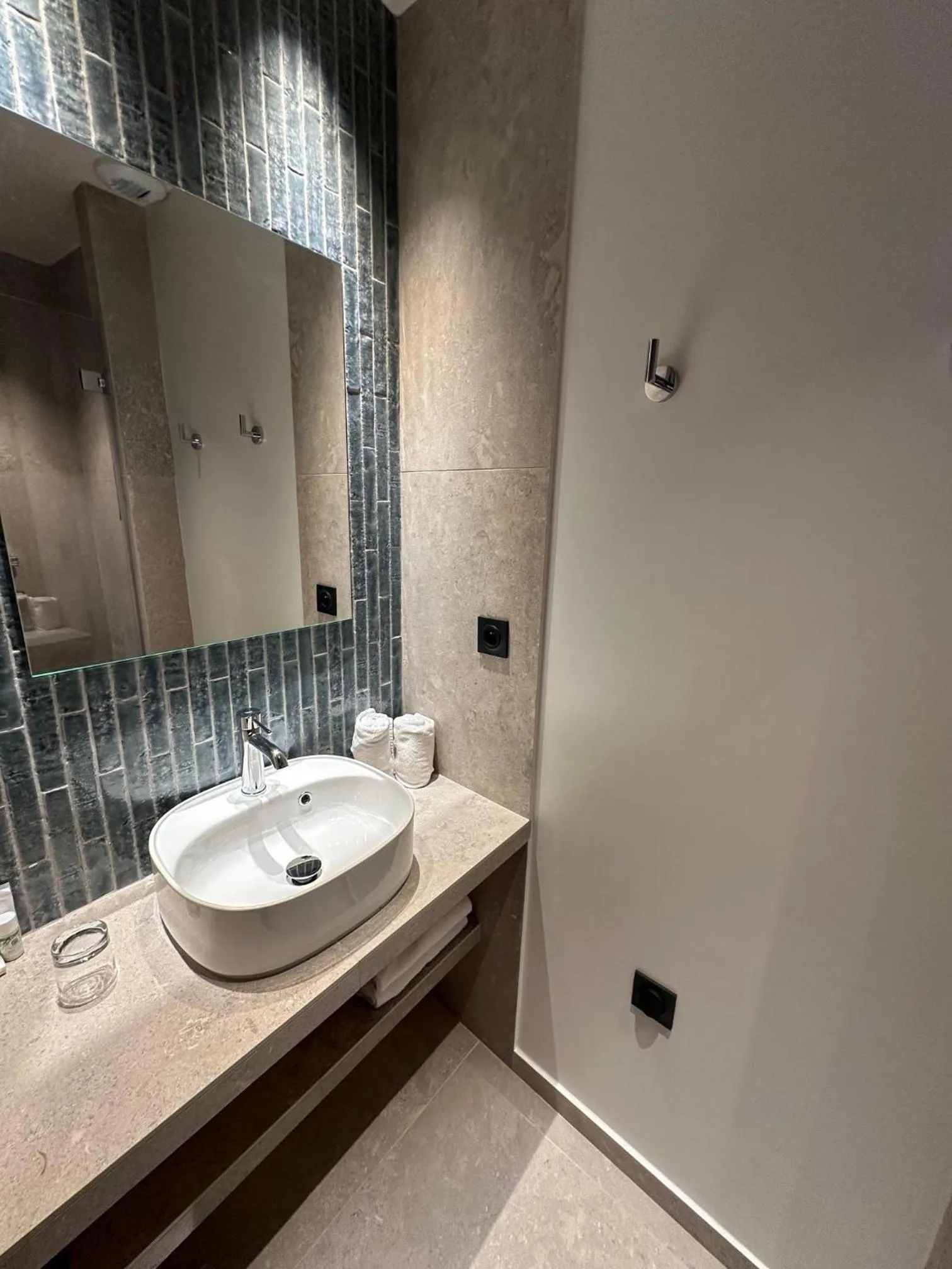 Bathroom in Hôtel Le Médiéval Palais des Papes