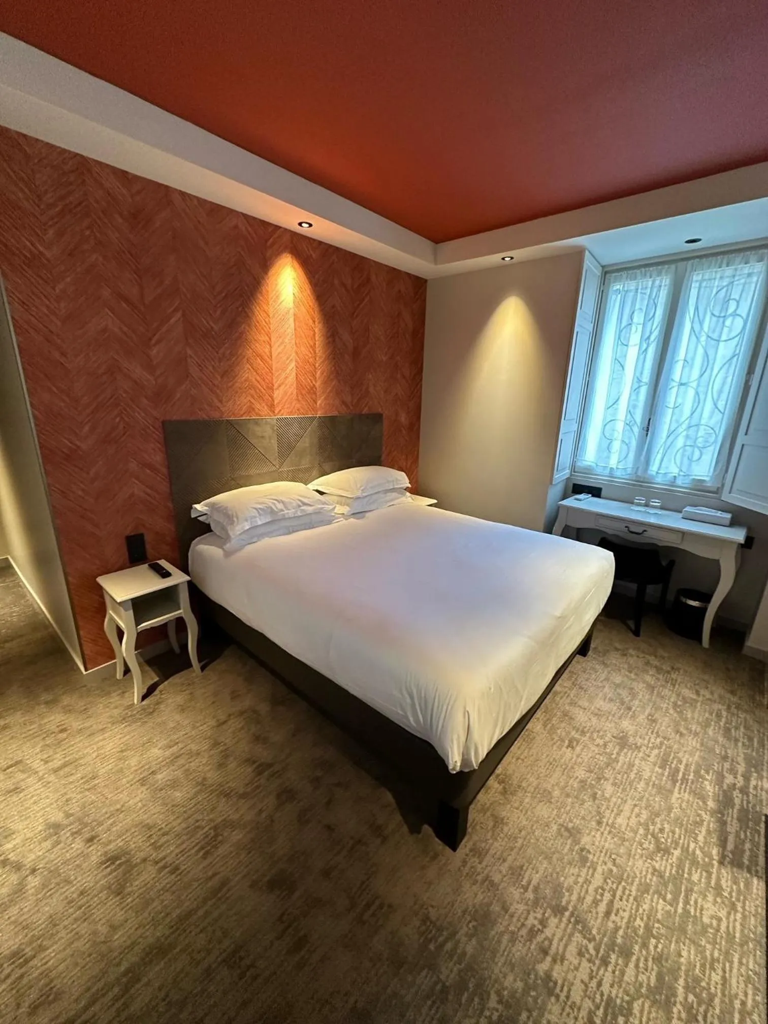 Photo of the whole room, Bed in Hôtel Le Médiéval Palais des Papes