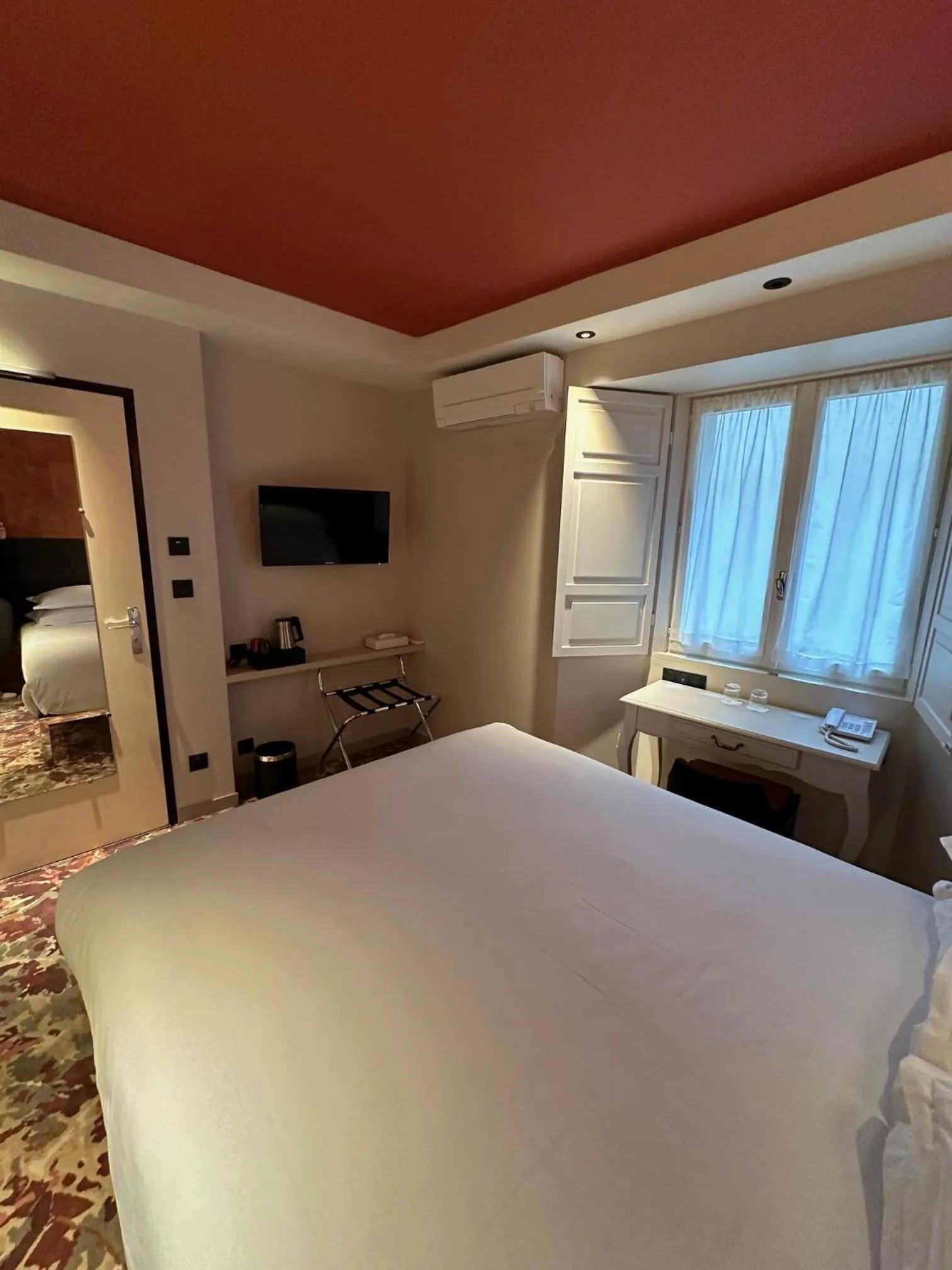 Photo of the whole room, Bed in Hôtel Le Médiéval Palais des Papes