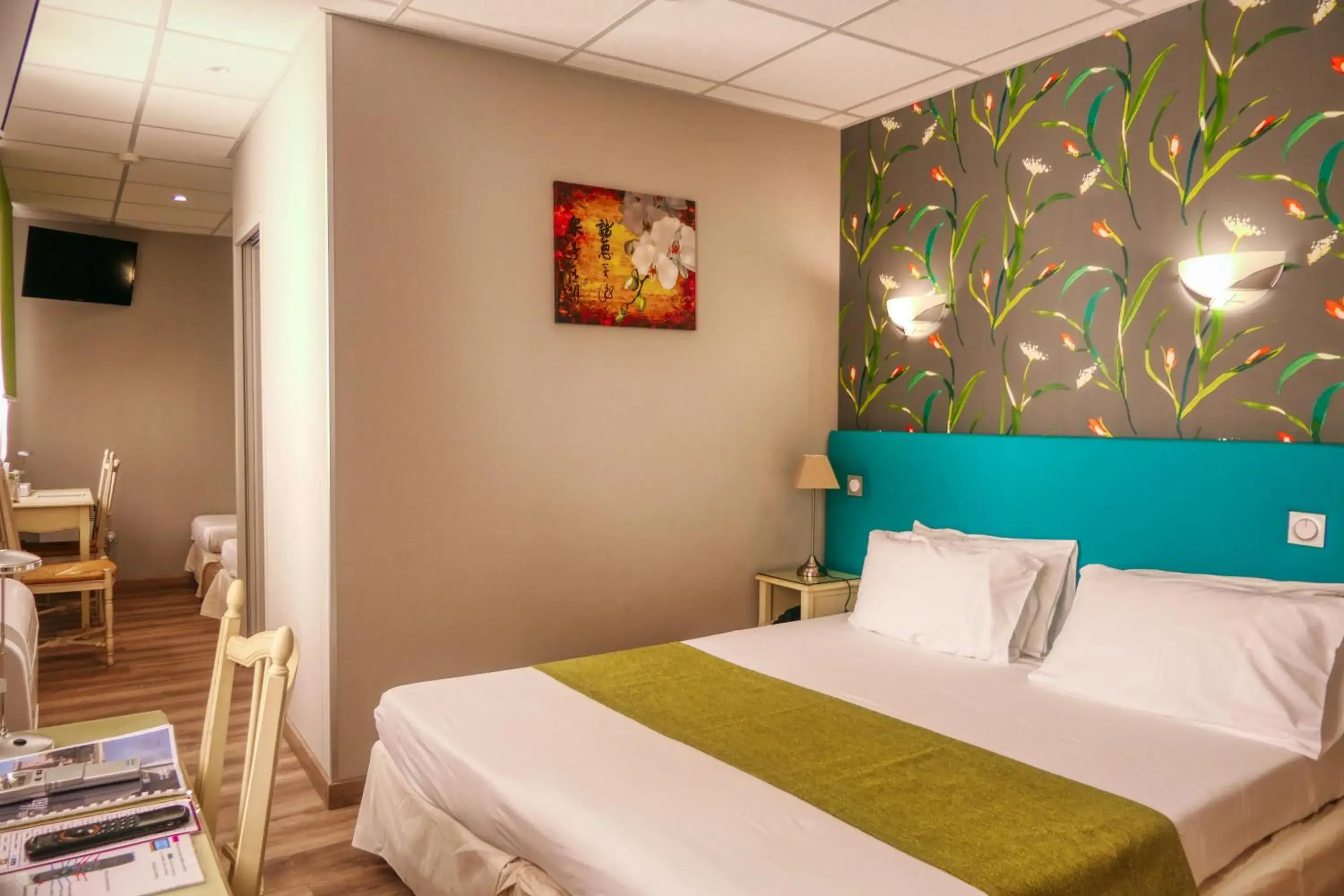 Quadruple Room with Shower in Hôtel Le Médiéval Palais des Papes Quadruple Room with Shower in Hôtel Le Médiéval Palais des Papes