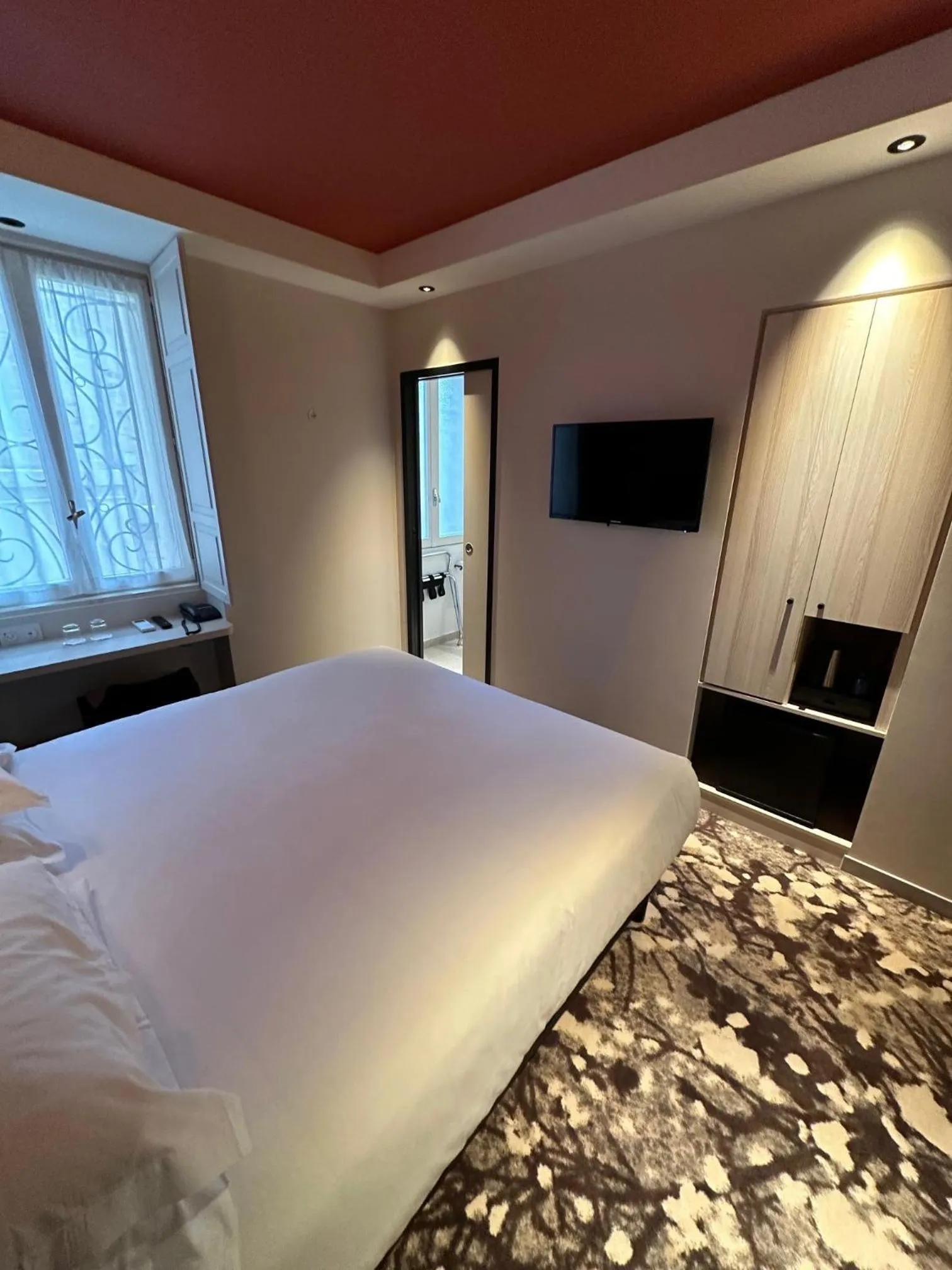 Photo of the whole room, Bed in Hôtel Le Médiéval Palais des Papes