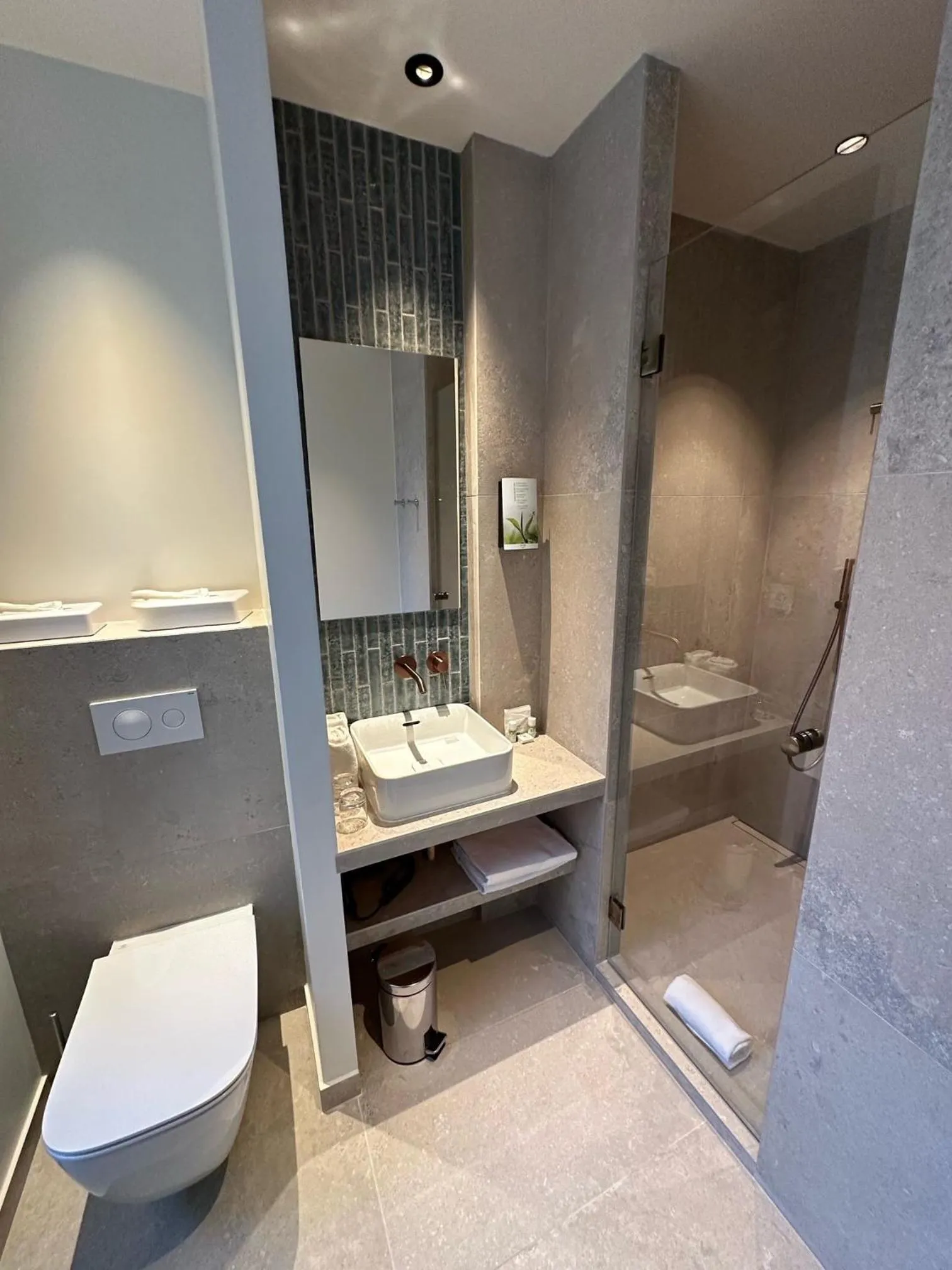 Bathroom in Hôtel Le Médiéval Palais des Papes