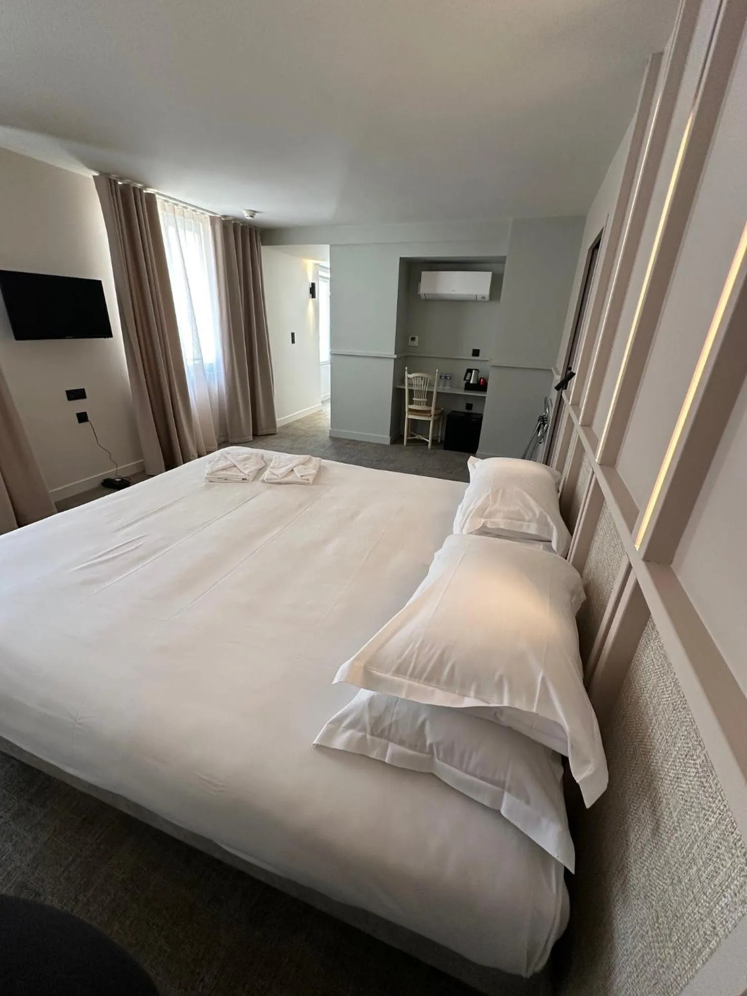 Bed in Hôtel Le Médiéval Palais des Papes