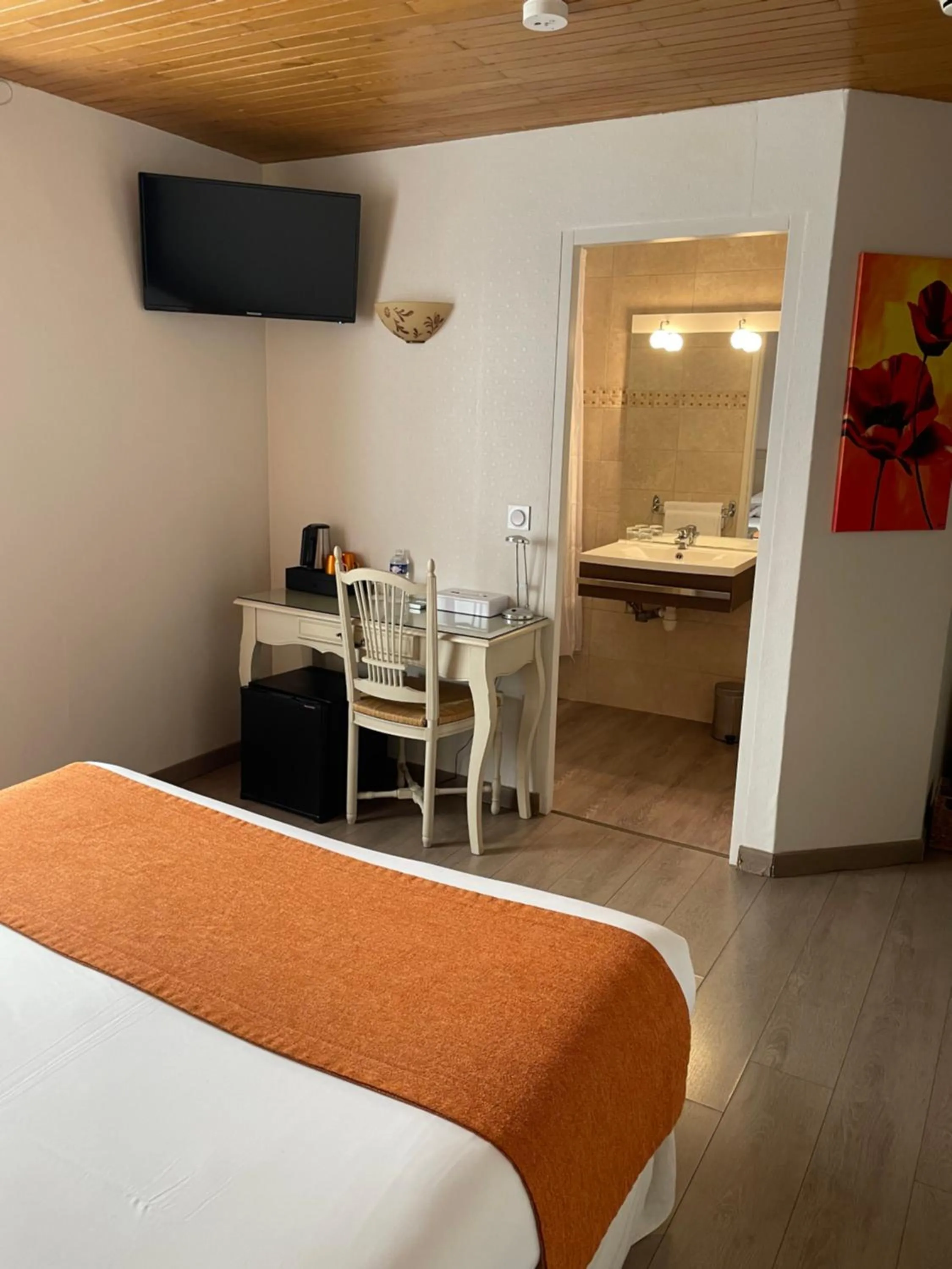 Photo of the whole room, Bed in Hôtel Le Médiéval Palais des Papes