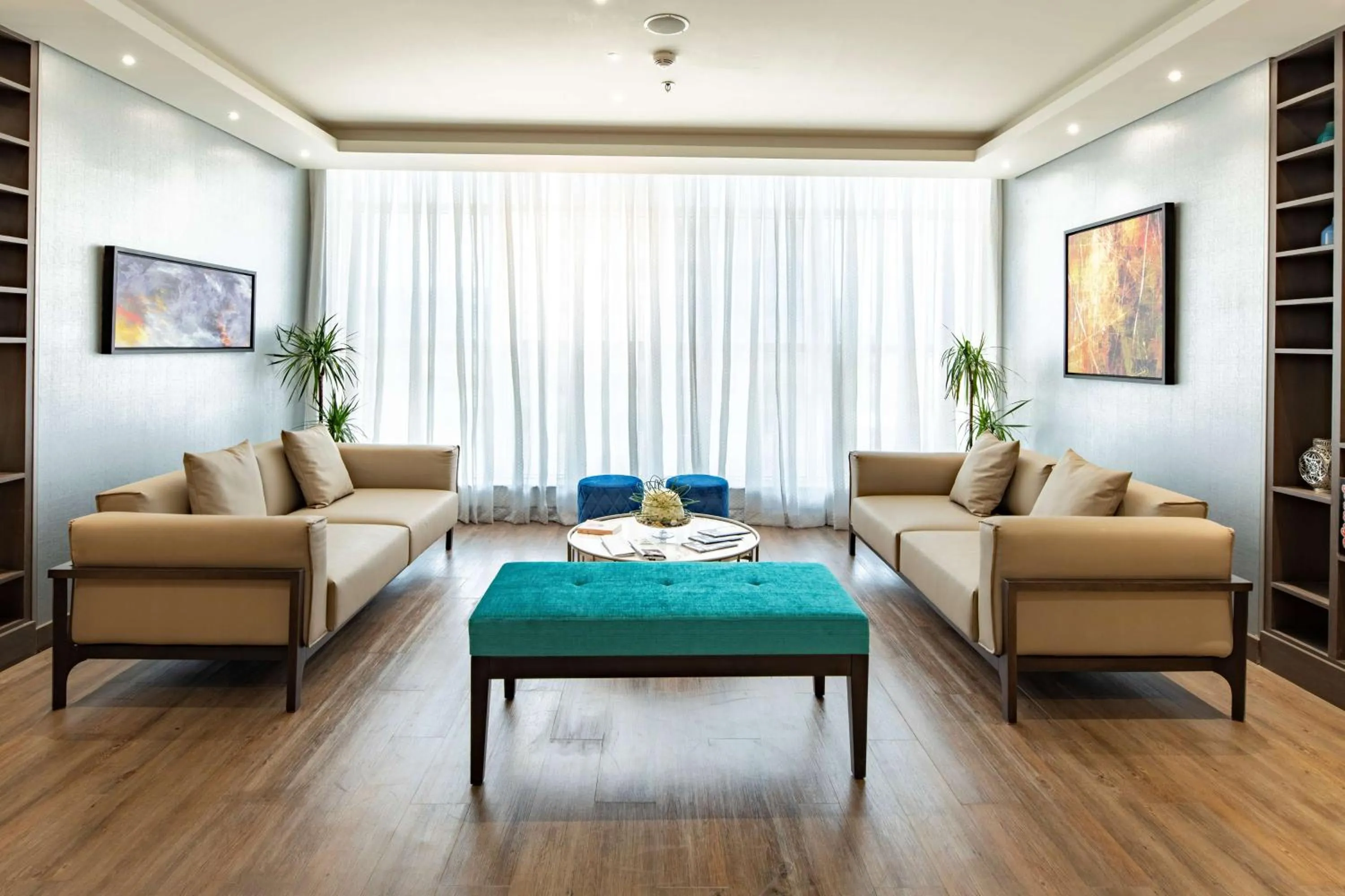 Lounge or bar in Radisson Blu Hotel, Jeddah Corniche