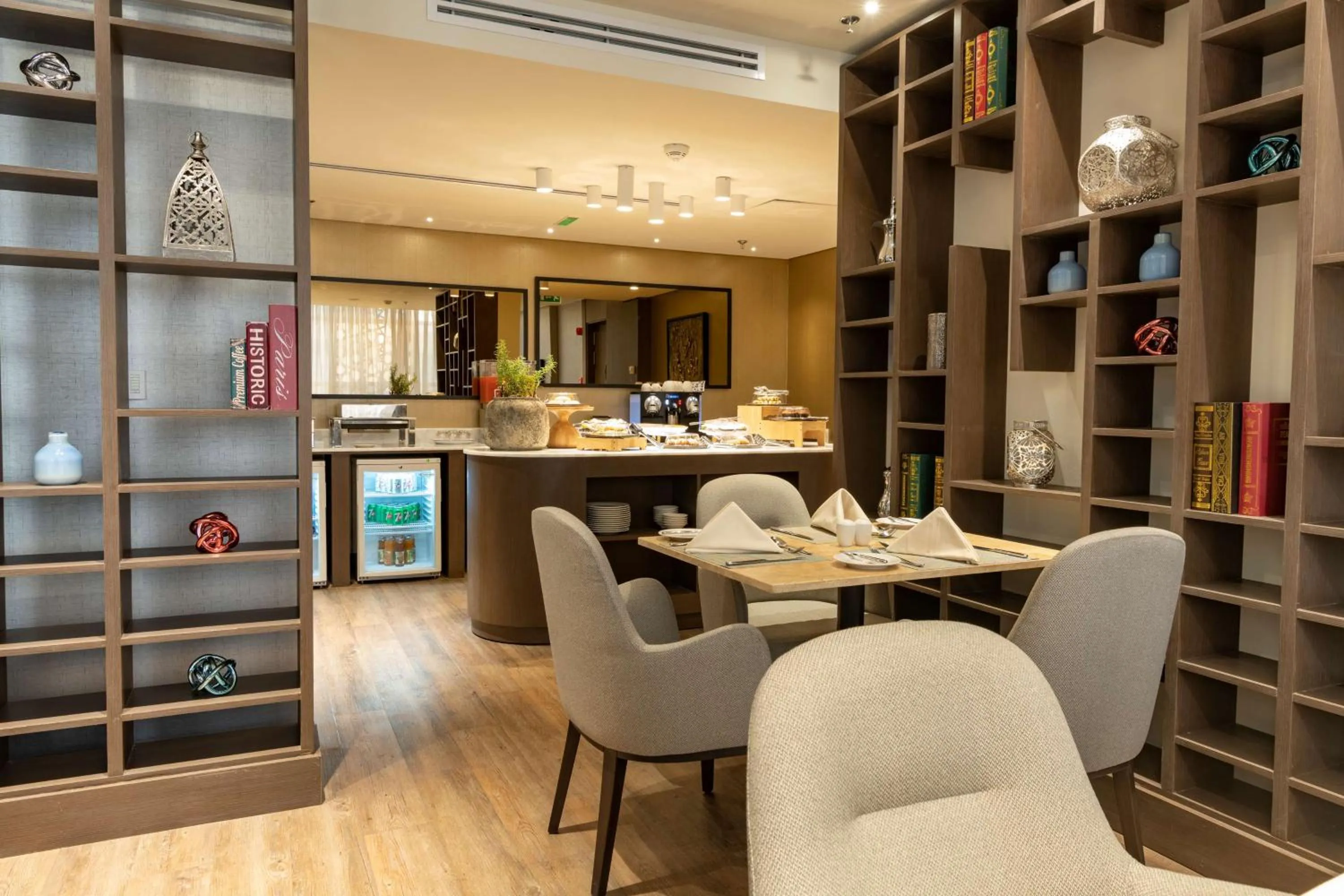 Lounge or bar in Radisson Blu Hotel, Jeddah Corniche