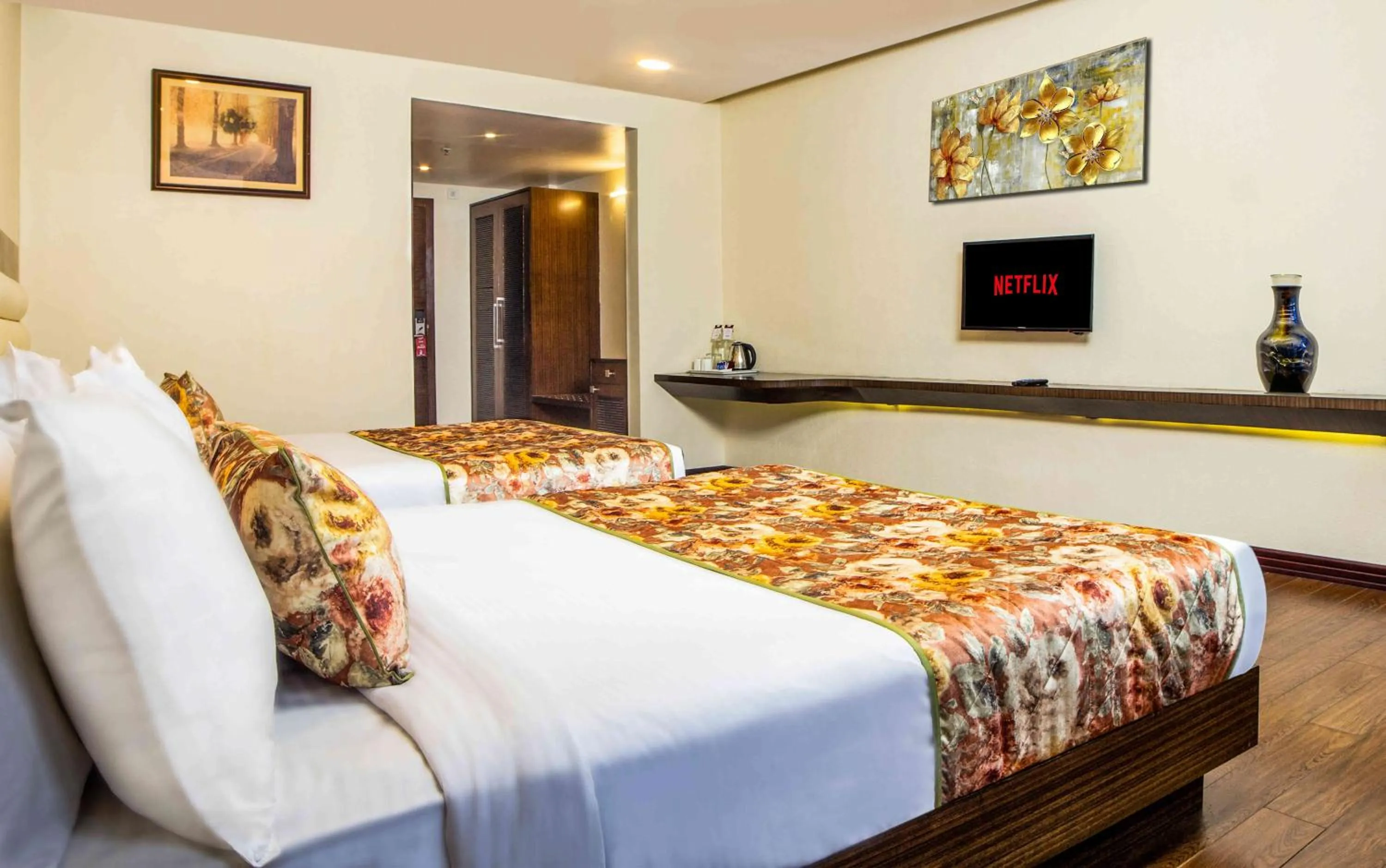 Bed in Summit Montana Suites & Spa at Mall