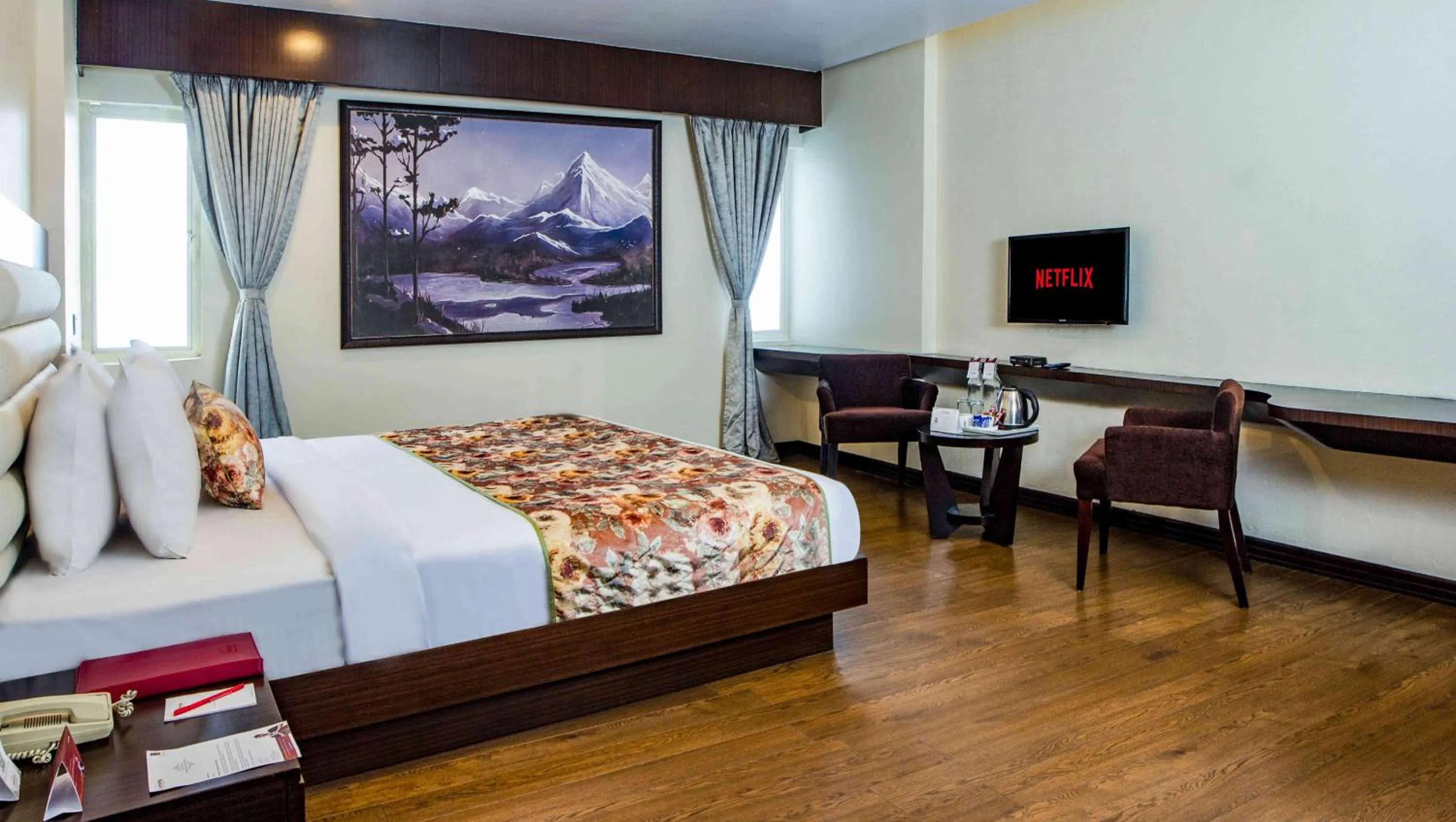 Bed in Summit Montana Suites & Spa at Mall