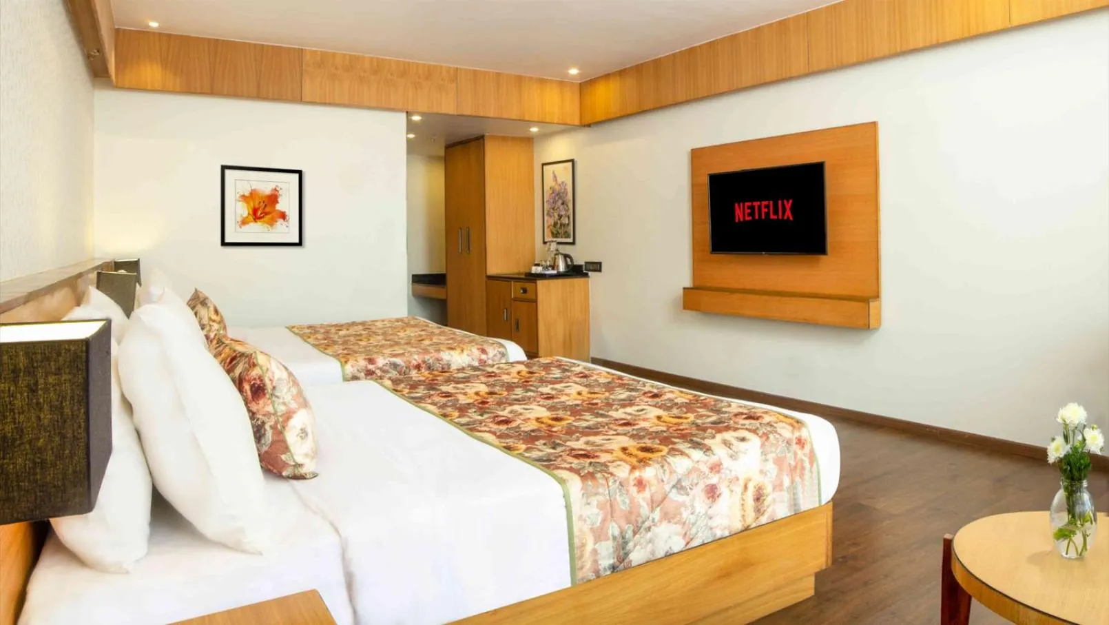 Bed in Summit Montana Suites & Spa at Mall