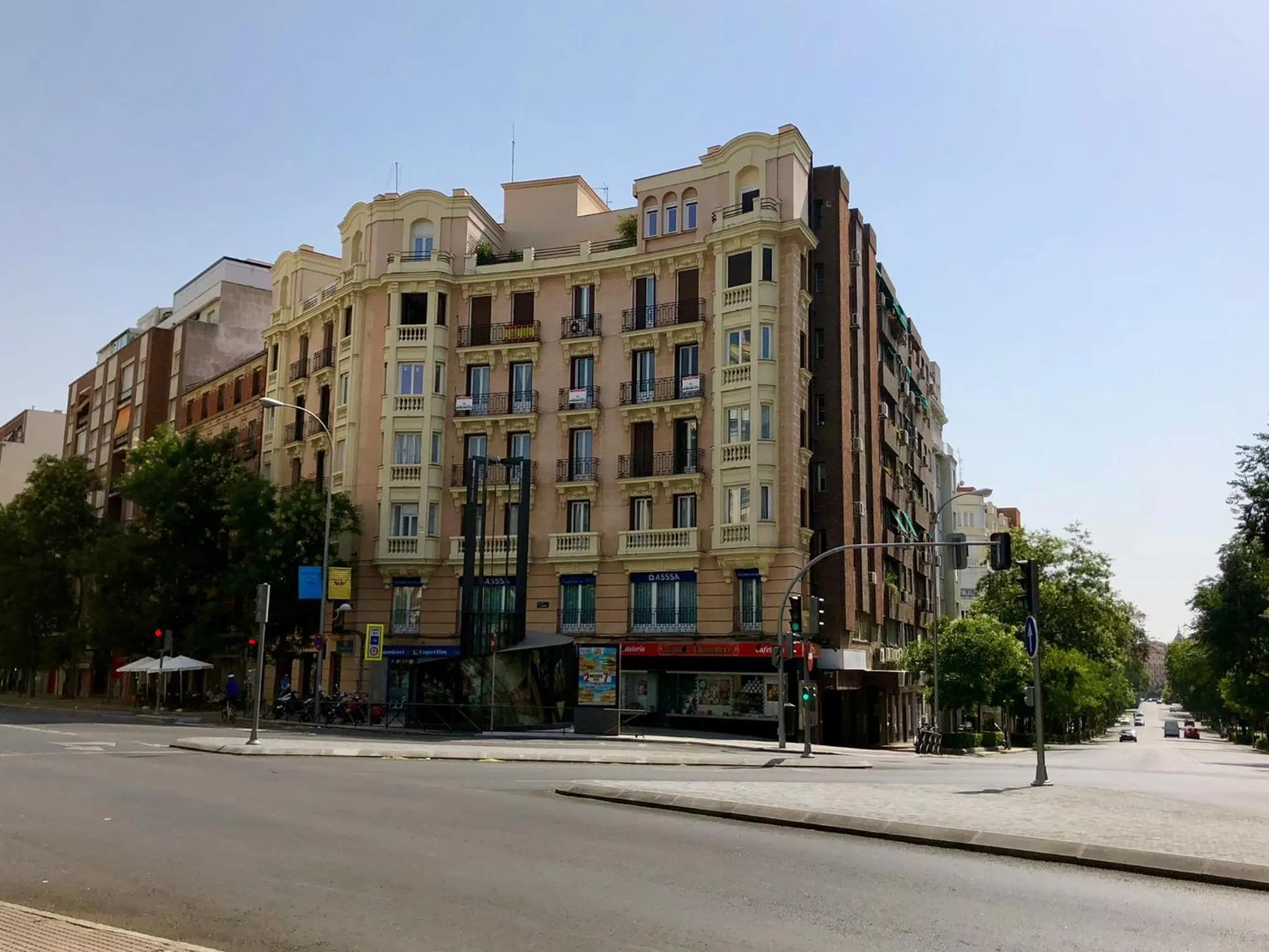Property building in Hostal Nersan2