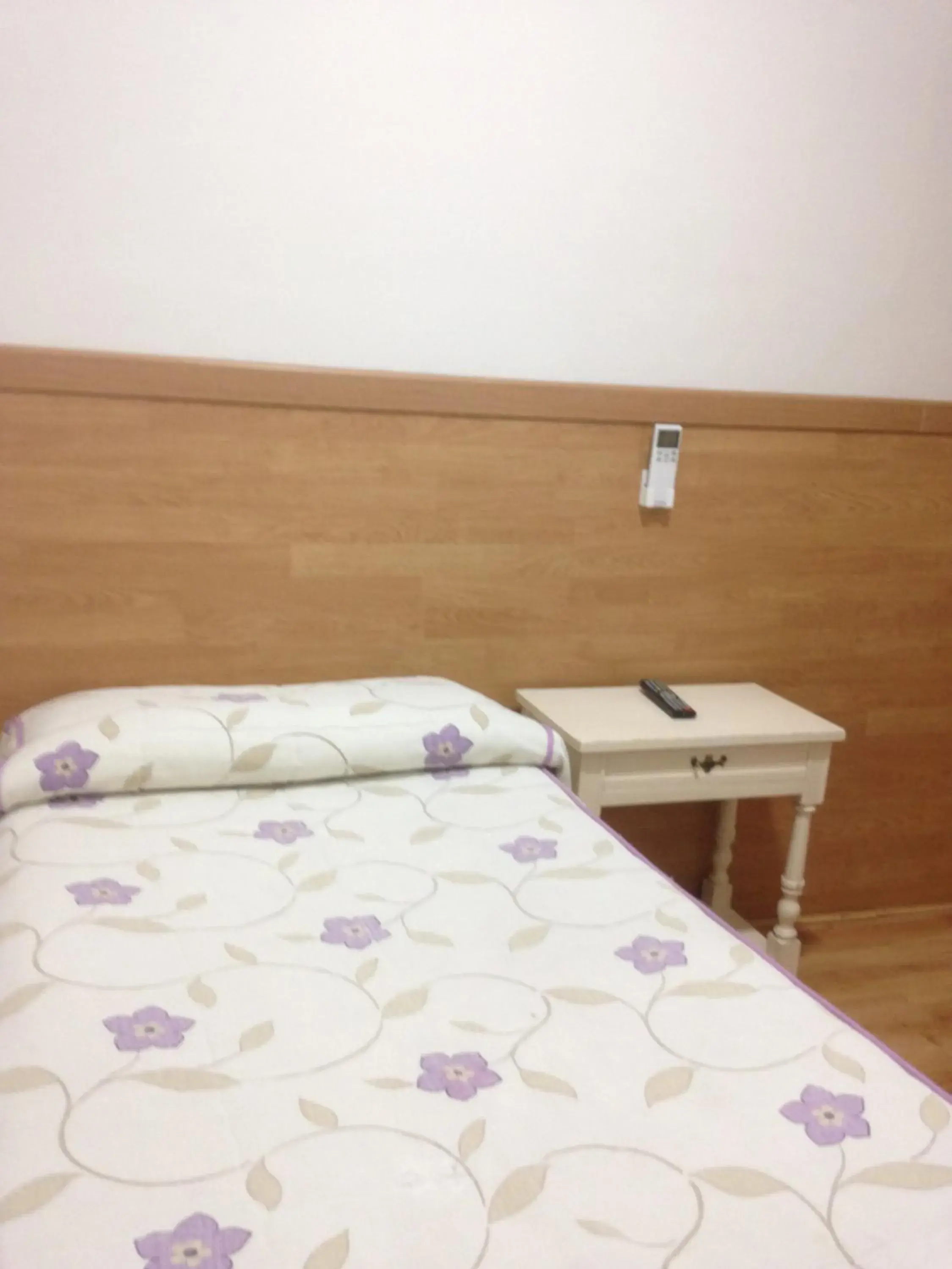 Basic Single Room with Shared Bathroom in Hostal Nersan2 Basic Single Room with Shared Bathroom in Hostal Nersan2