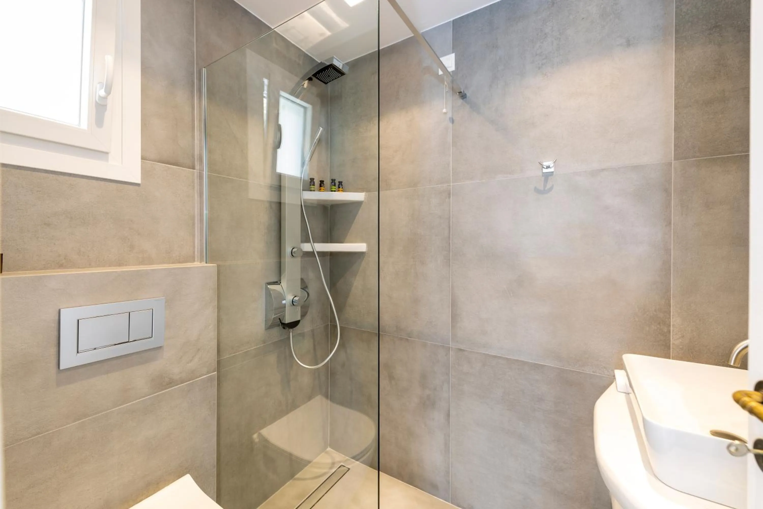 Bathroom in Nymfes Hotel