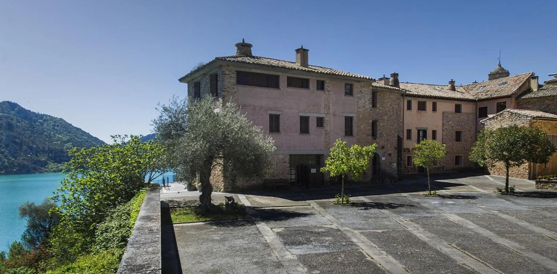 Property building in Ligüerre Resort