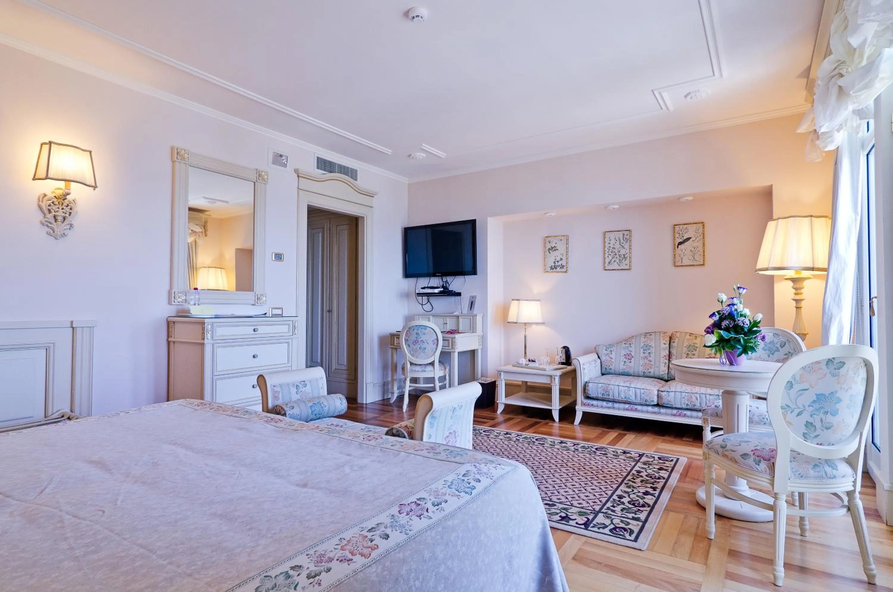 Bed in Hotel De Paris Sanremo