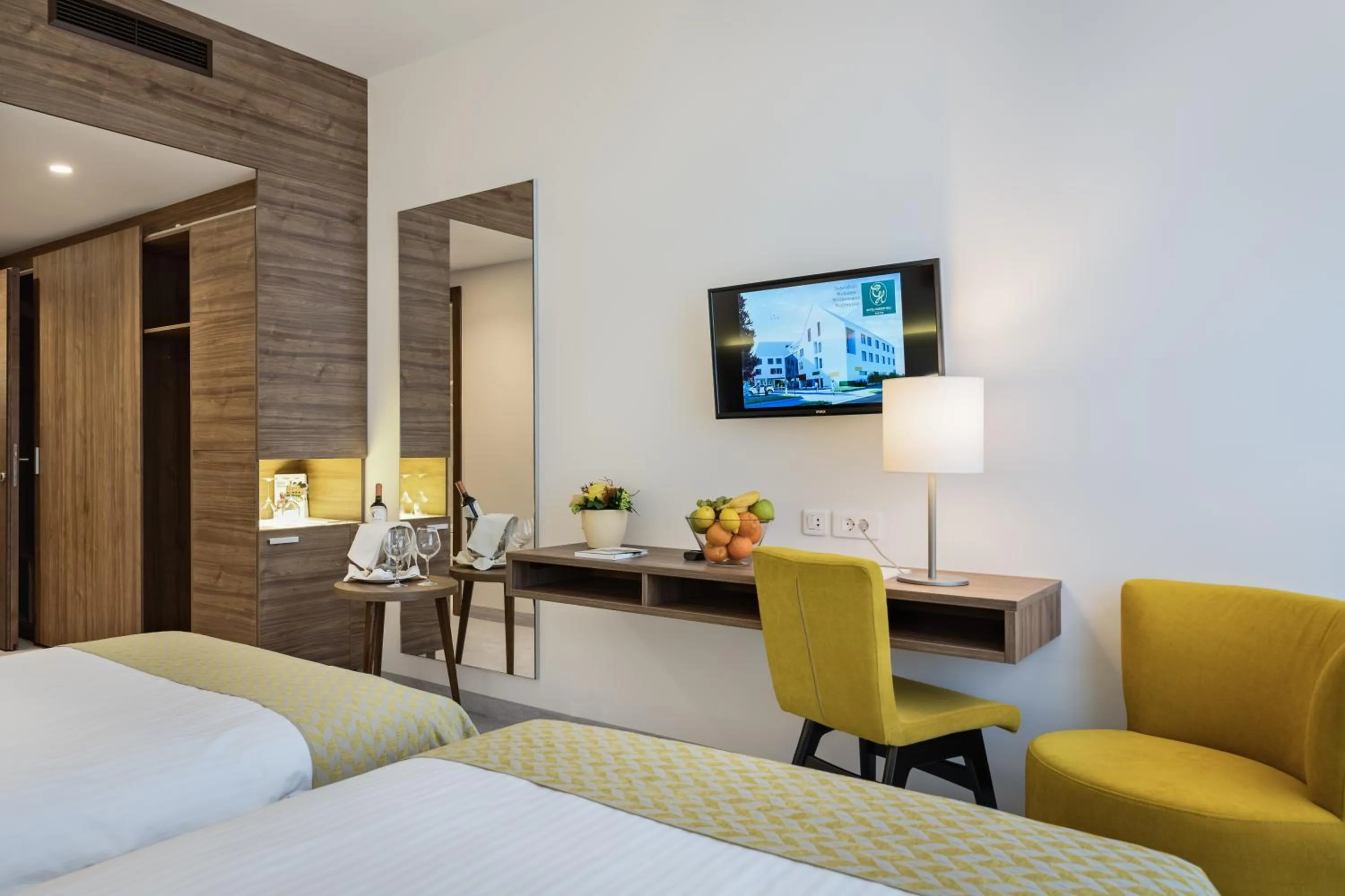 TV and multimedia, Bed in Hotel Garden Hill