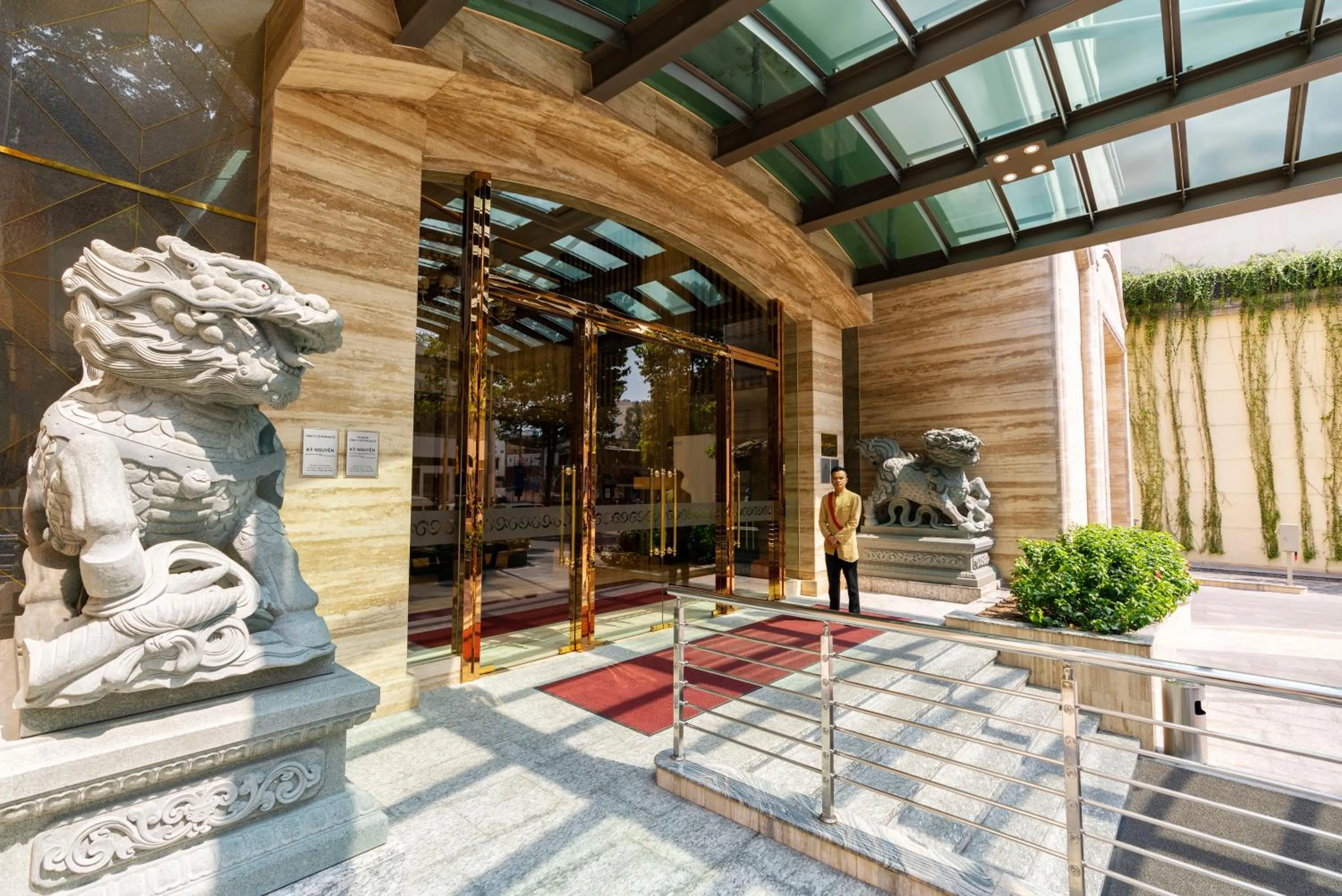 Facade/entrance in Sherwood Suites