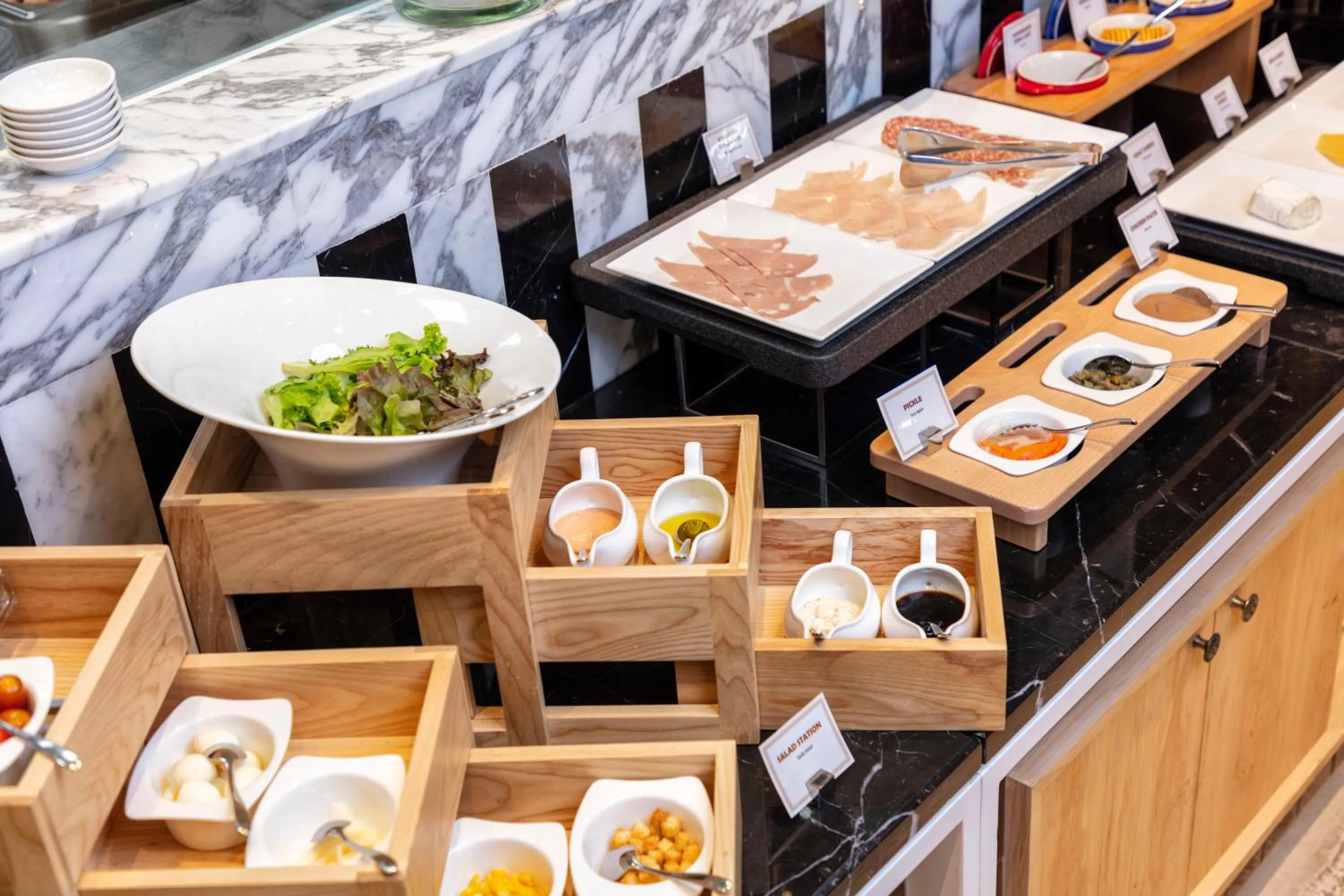 Restaurant/places to eat in Sherwood Suites