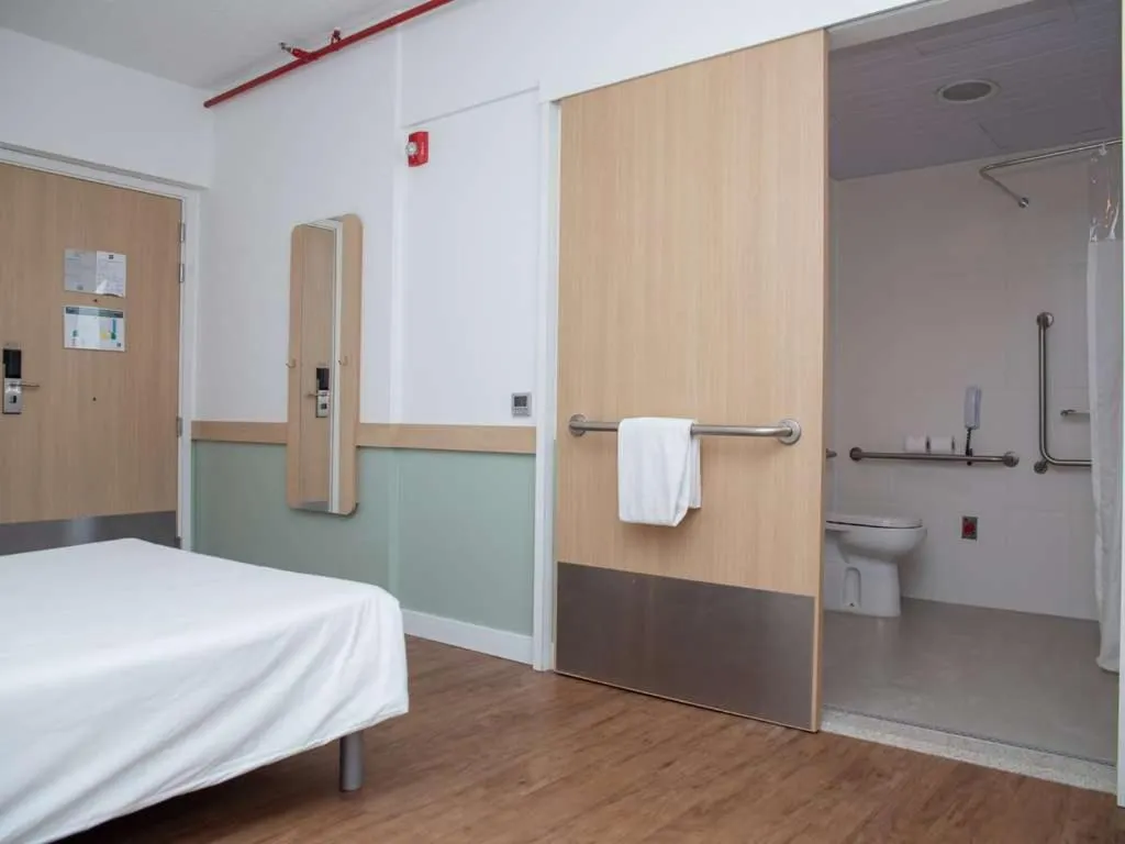 Bathroom, Bed in ibis budget Campinas Aquidaban