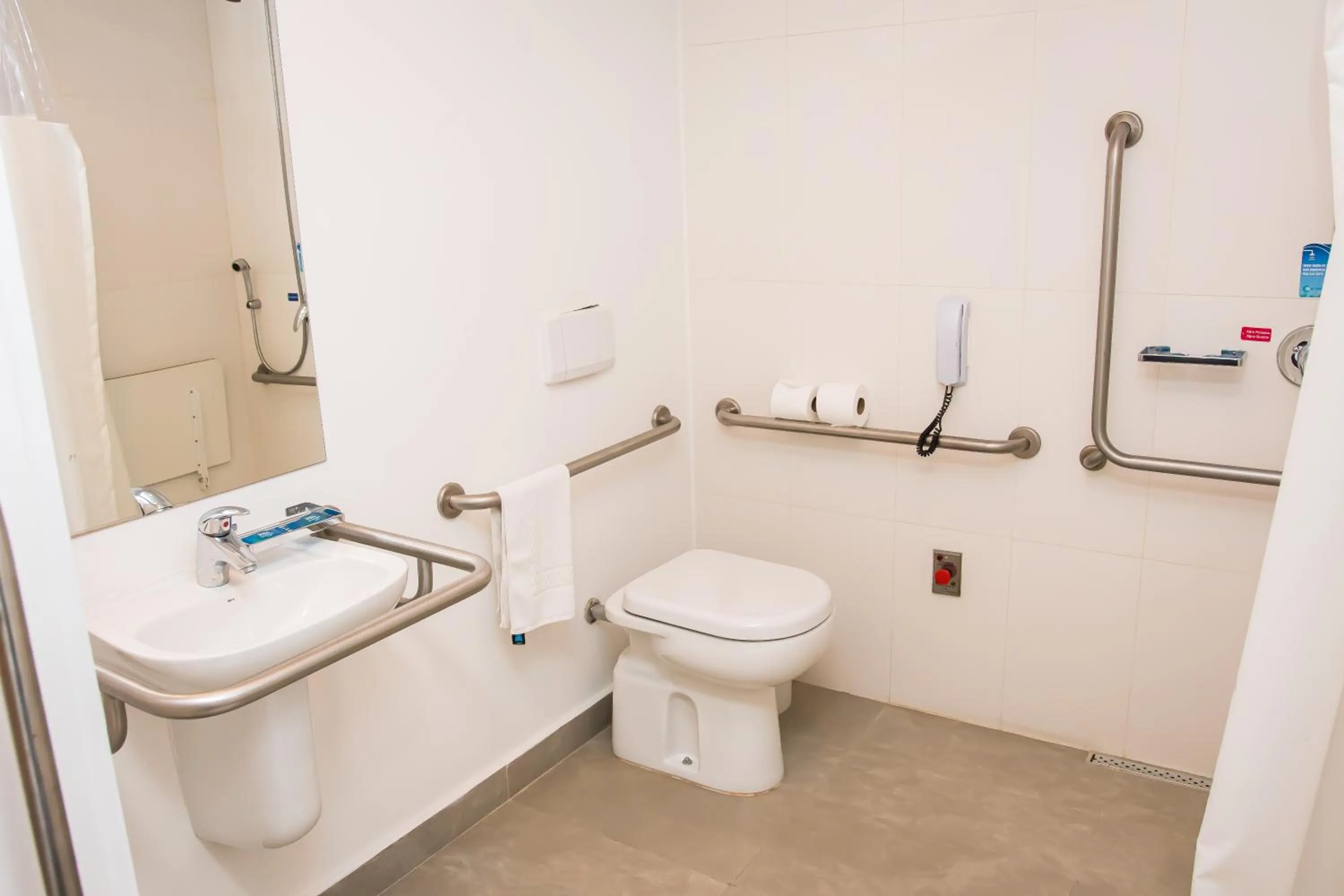 Bathroom in ibis budget Campinas Aquidaban