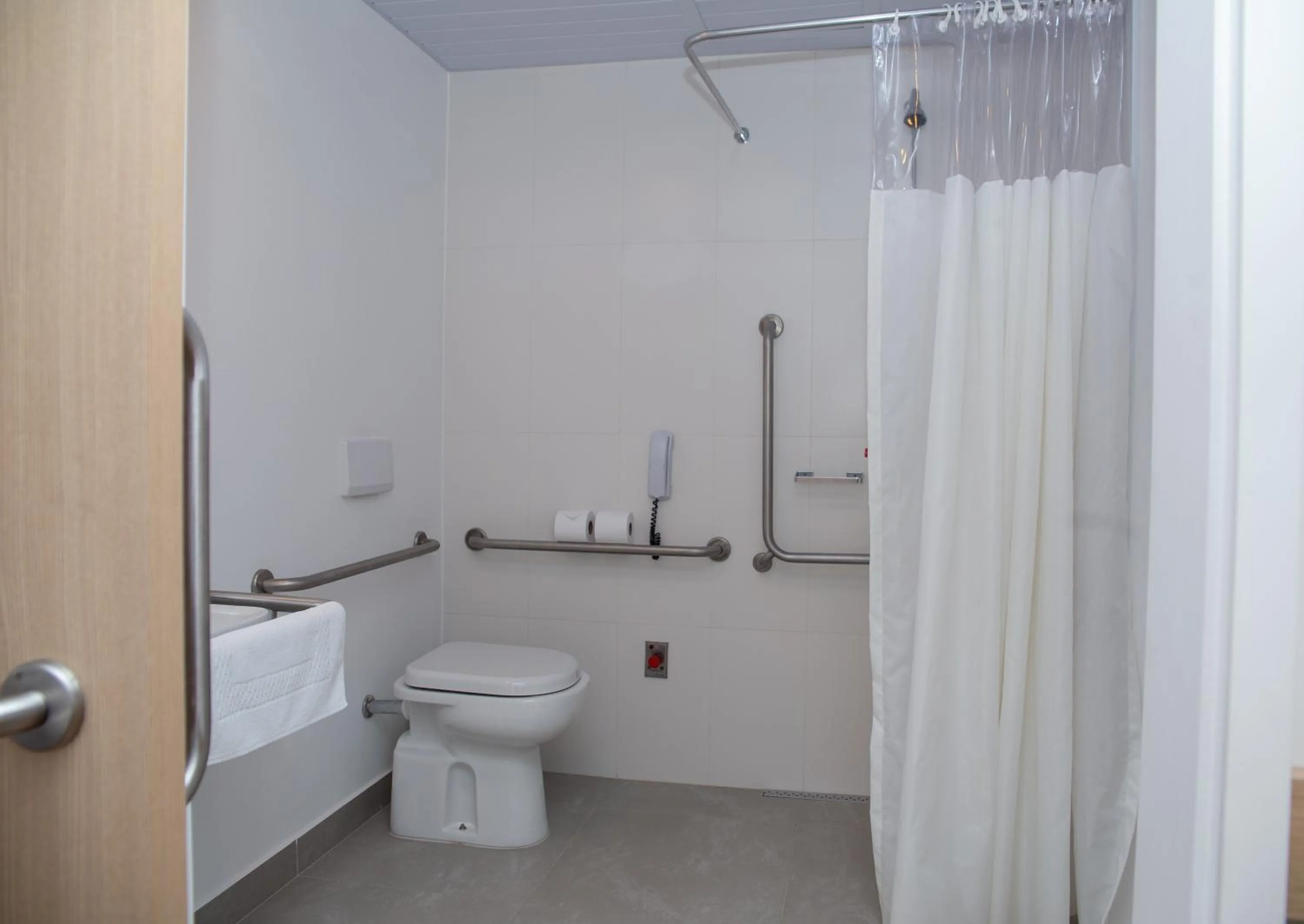 Bathroom in ibis budget Campinas Aquidaban