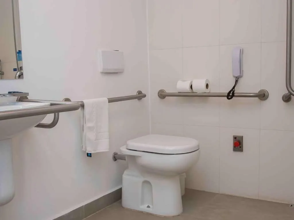 Toilet in ibis budget Campinas Aquidaban